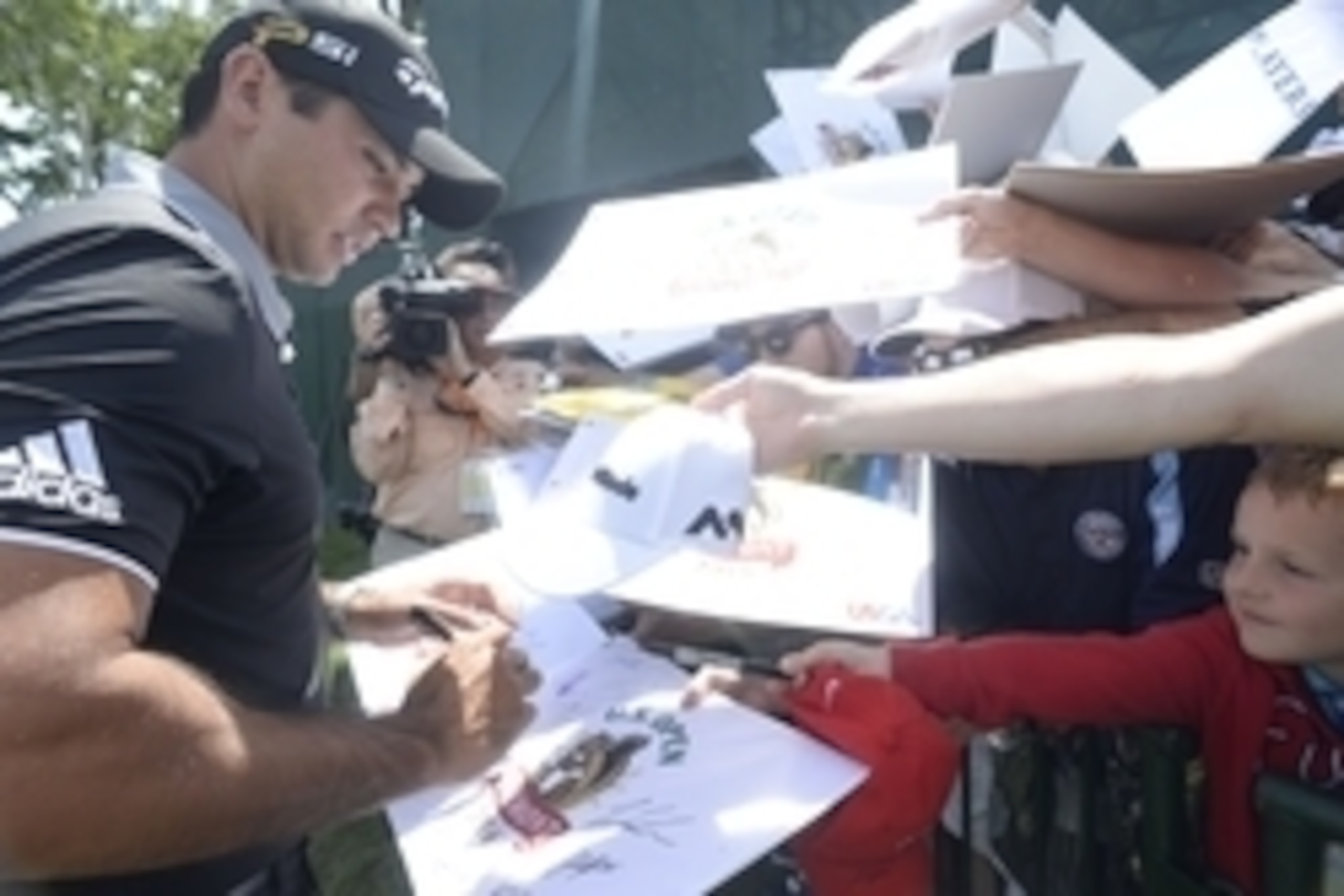 Jun 13, 2016; Oakmont, PA, USA; Jason Day signs autographs on the 18th green during the practice rounds on Monday of the 2016 U.S. Open golf tournament at Oakmont CC. Mandatory Credit: Michael Madrid-USA TODAY Sports