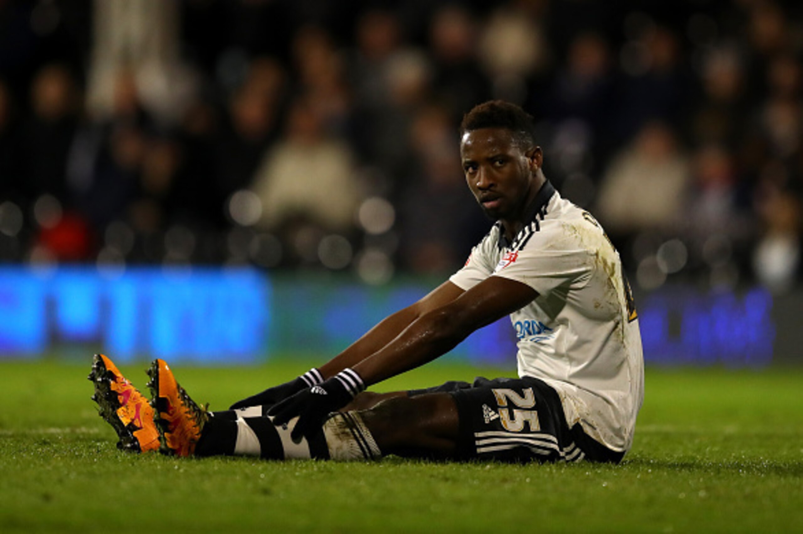 LONDON, ENGLAND - MARCH 08:  Moussa Dembele of Fulham sits dejected on the pitch during the Sky Bet Championship match between Fulham and Burnley at Craven Cottage on March 8, 2016 in London, United Kingdom.  (Photo by Richard Heathcote/Getty Images)