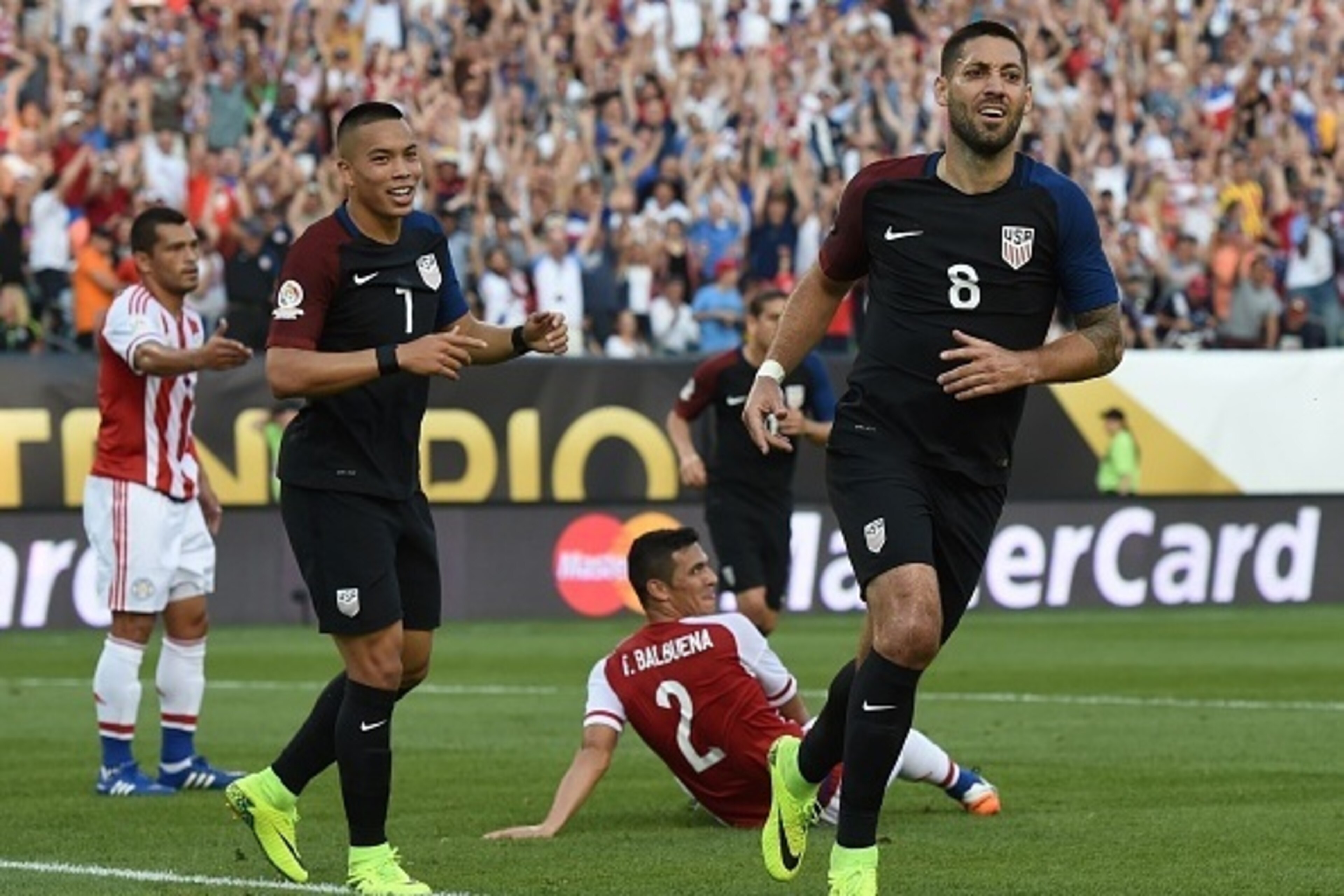 USA's Clint Dempsey (R) celebrates after scoring against Paraguay during the Copa America Centenario football tournament in Philadelphia, Pennsylvania, United States, on June 11, 2016.  / AFP / Don EMMERT        (Photo credit should read DON EMMERT/AFP/Ge