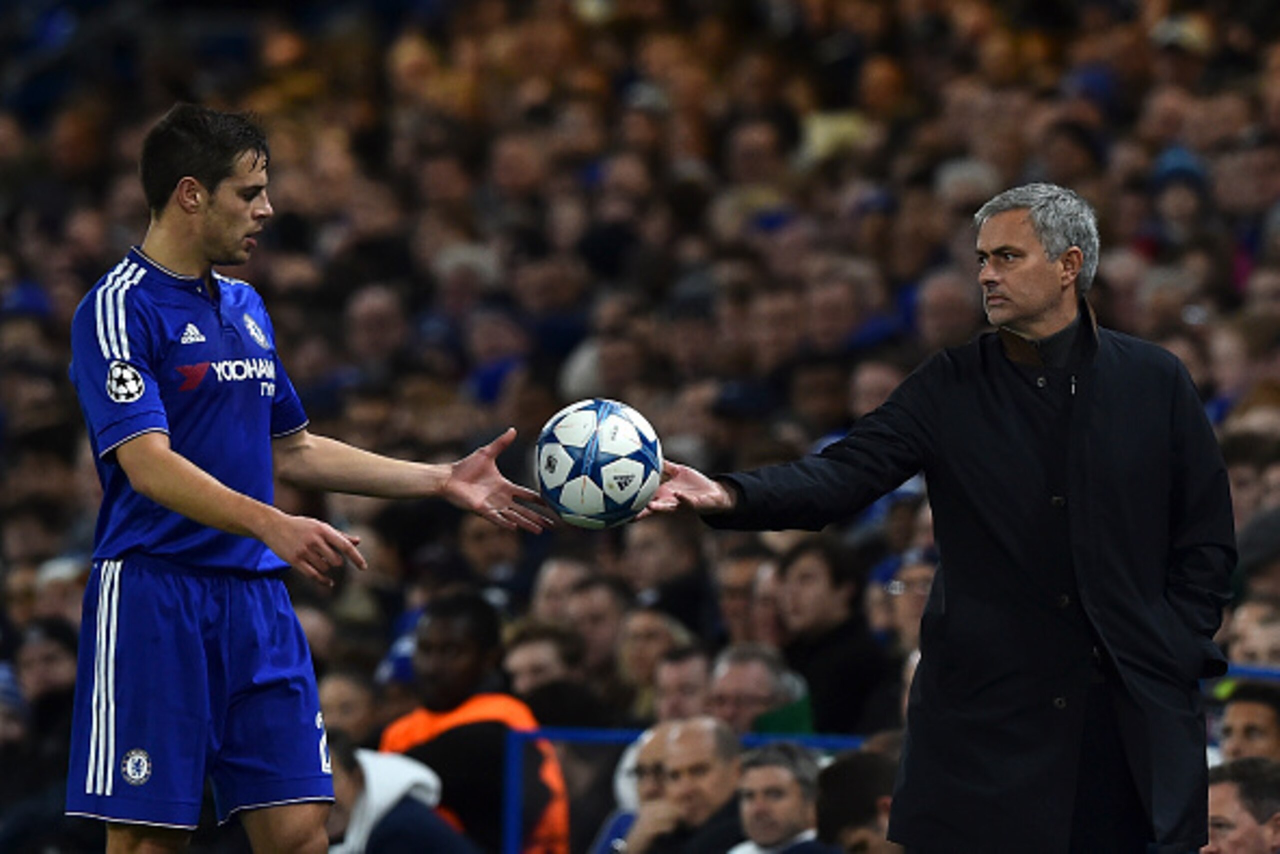 Chelsea's Portuguese manager Jose Mourinho (R) passes the ball to Chelsea's Spanish defender Cesar Azpilicueta (L) during the UEFA Champions League Group G football match between Chelsea and Porto at Stamford Bridge in London on December 9, 2015.  A / AFP