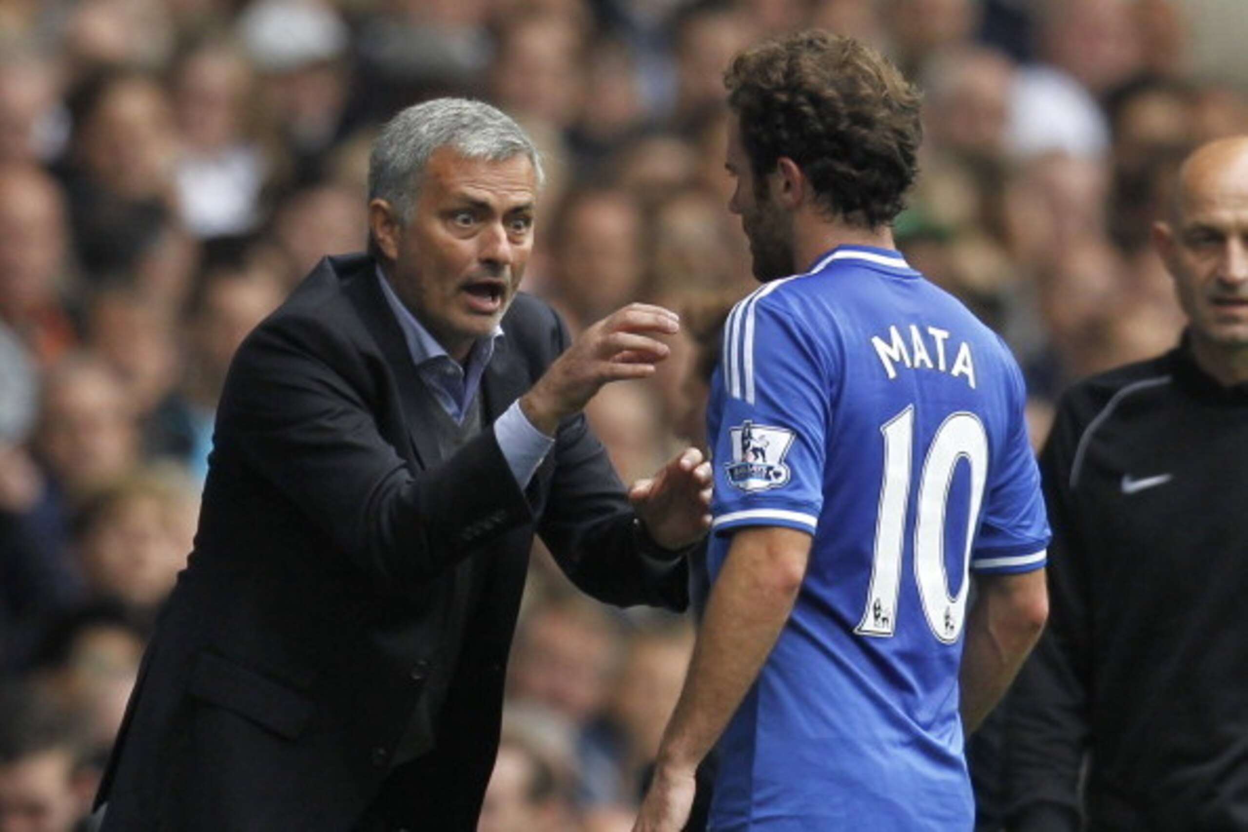 Chelsea's Portuguese manager Jose Mourinho (L) gestures to Chelsea's Spanish midfielder Juan Mata (R) during the English Premier League football match between Tottenham Hotspur and Chelsea at White Hart Lane in London on September 28, 2013.  AFP PHOTO/ IA