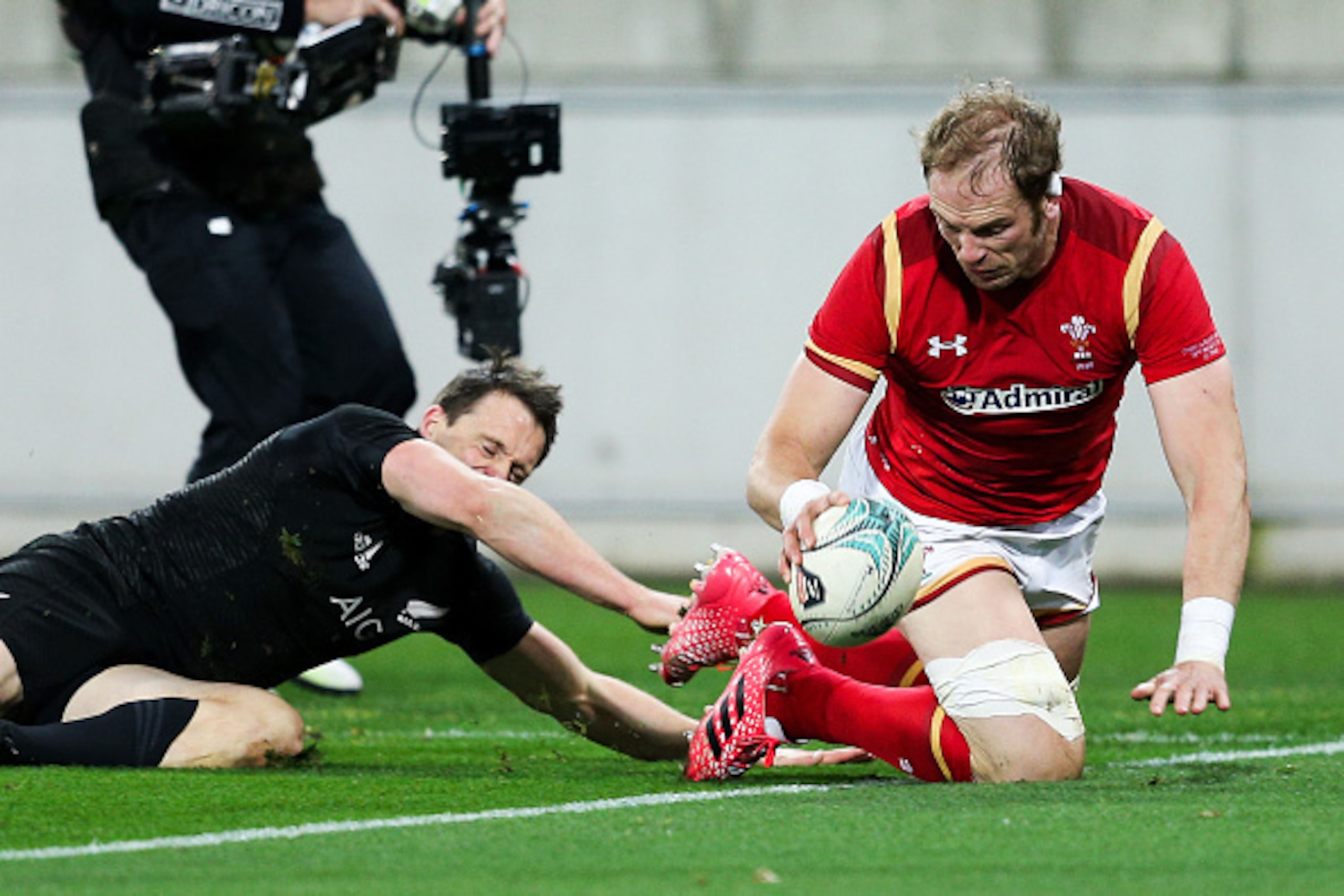WELLINGTON, NEW ZEALAND - JUNE 18:  Alun Wyn Jones of Wales scores a try during the International Test match between the New Zealand All Blacks and Wales at Westpac Stadium on June 18, 2016 in Wellington, New Zealand.  (Photo by Hagen Hopkins/Getty Images