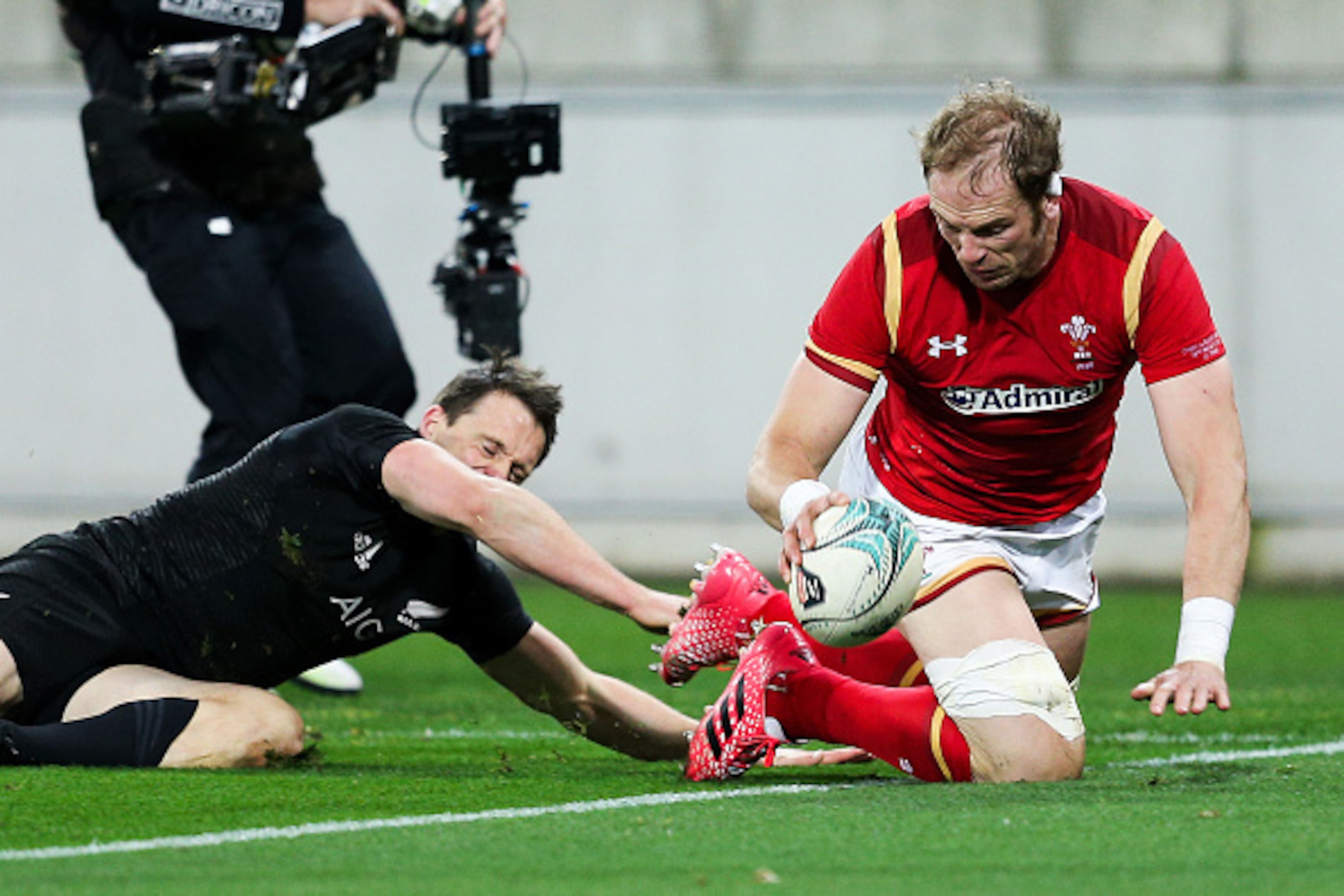 WELLINGTON, NEW ZEALAND - JUNE 18:  Alun Wyn Jones of Wales scores a try during the International Test match between the New Zealand All Blacks and Wales at Westpac Stadium on June 18, 2016 in Wellington, New Zealand.  (Photo by Hagen Hopkins/Getty Images