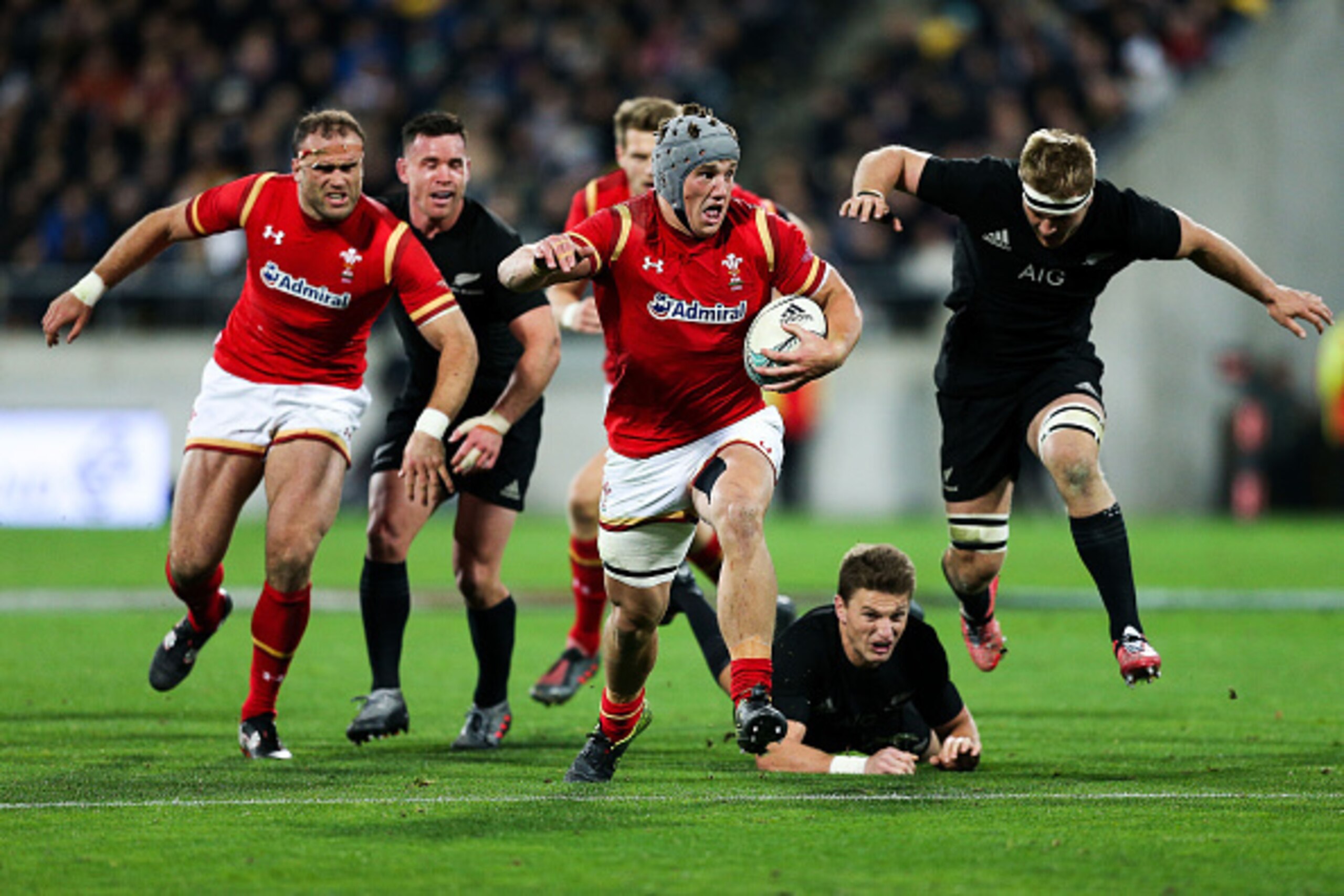 WELLINGTON, NEW ZEALAND - JUNE 18:  Jonathan Davies of Wales makes a break during the International Test match between the New Zealand All Blacks and Wales at Westpac Stadium on June 18, 2016 in Wellington, New Zealand.  (Photo by Hagen Hopkins/Getty Imag
