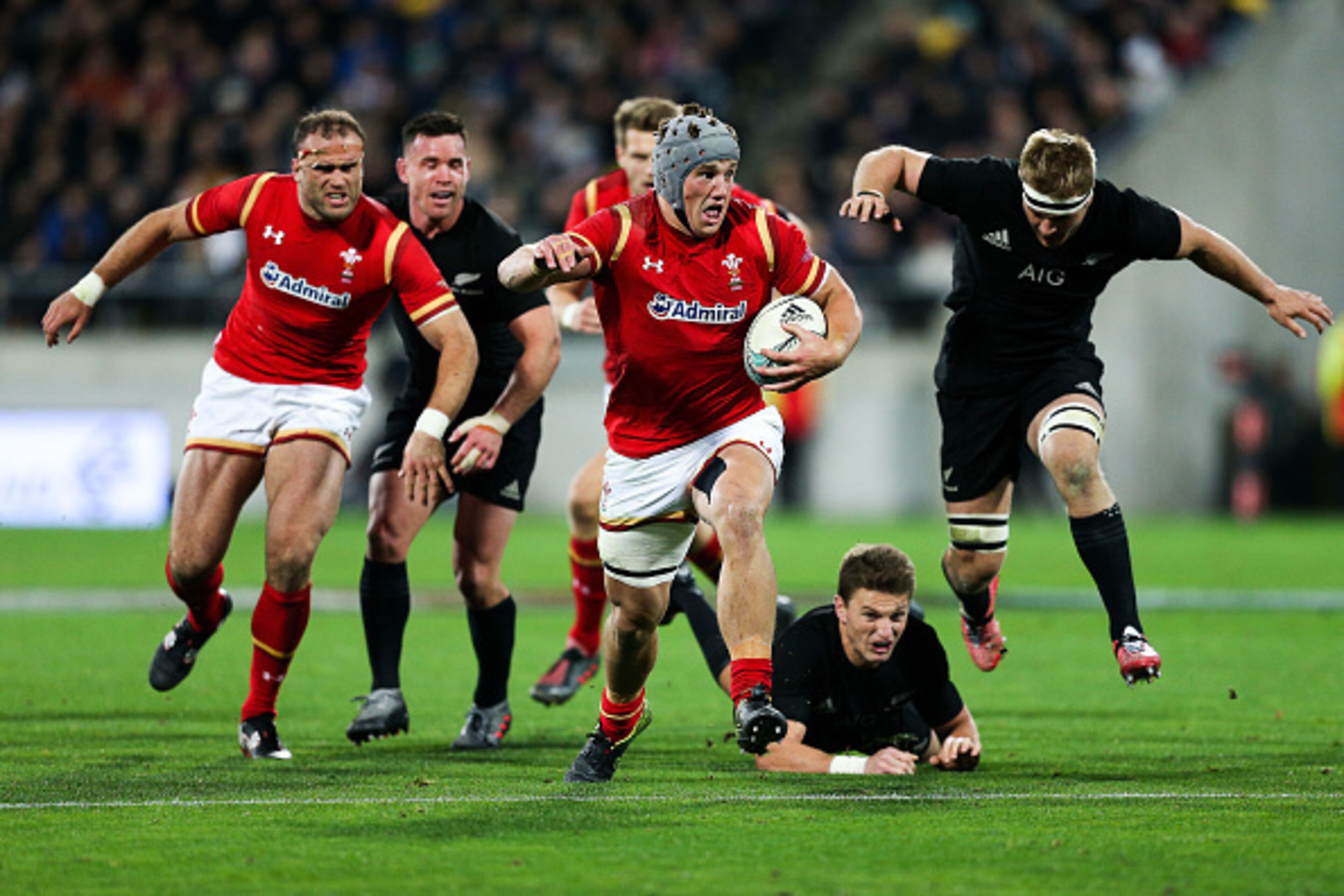 WELLINGTON, NEW ZEALAND - JUNE 18:  Jonathan Davies of Wales makes a break during the International Test match between the New Zealand All Blacks and Wales at Westpac Stadium on June 18, 2016 in Wellington, New Zealand.  (Photo by Hagen Hopkins/Getty Imag