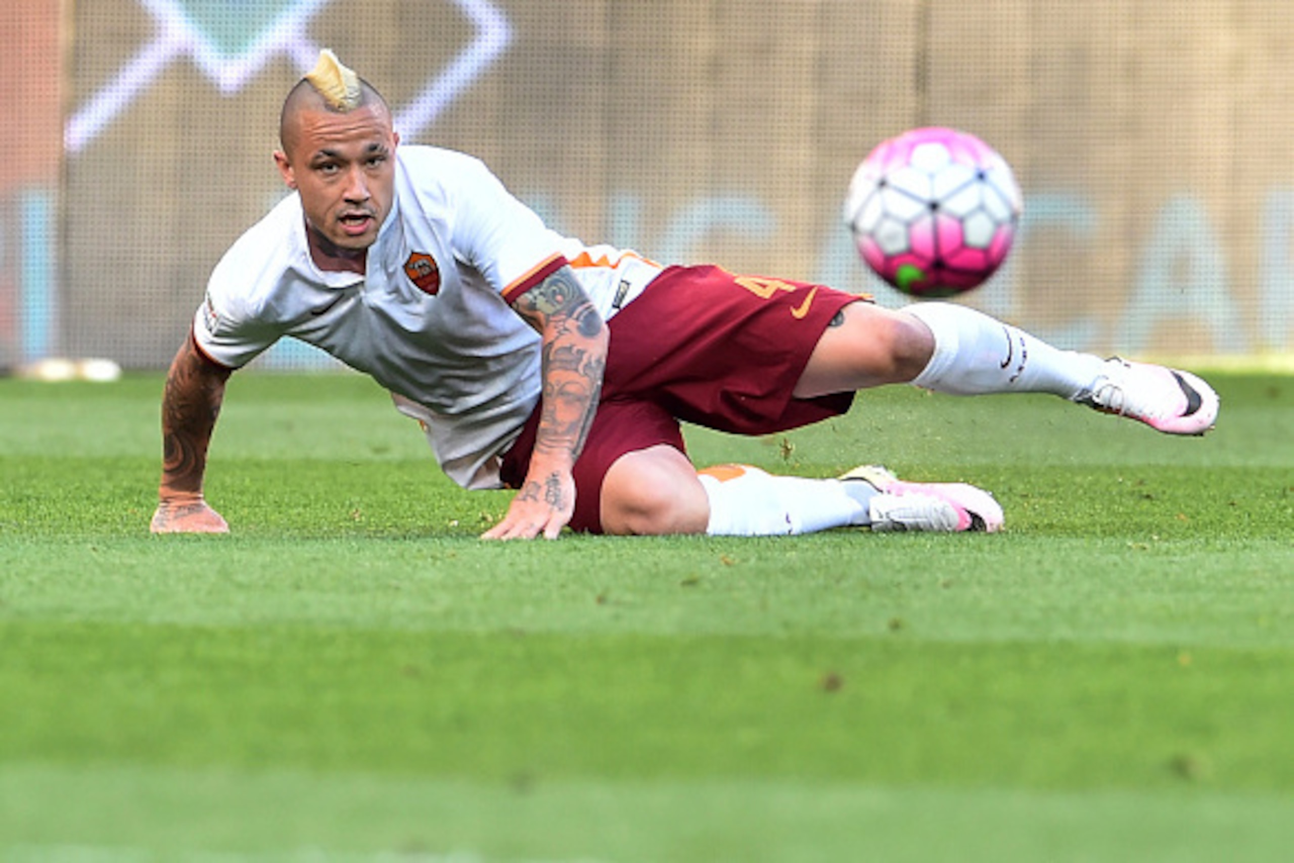 Roma's Belgian midfielder Radja Nainggolan eyes the ball during the Italian Serie A football match between Genoa and AS Roma at Luigi Ferraris Stadium in Genoa on May 2, 2016.  / AFP / GIUSEPPE CACACE        (Photo credit should read GIUSEPPE CACACE/AFP/G