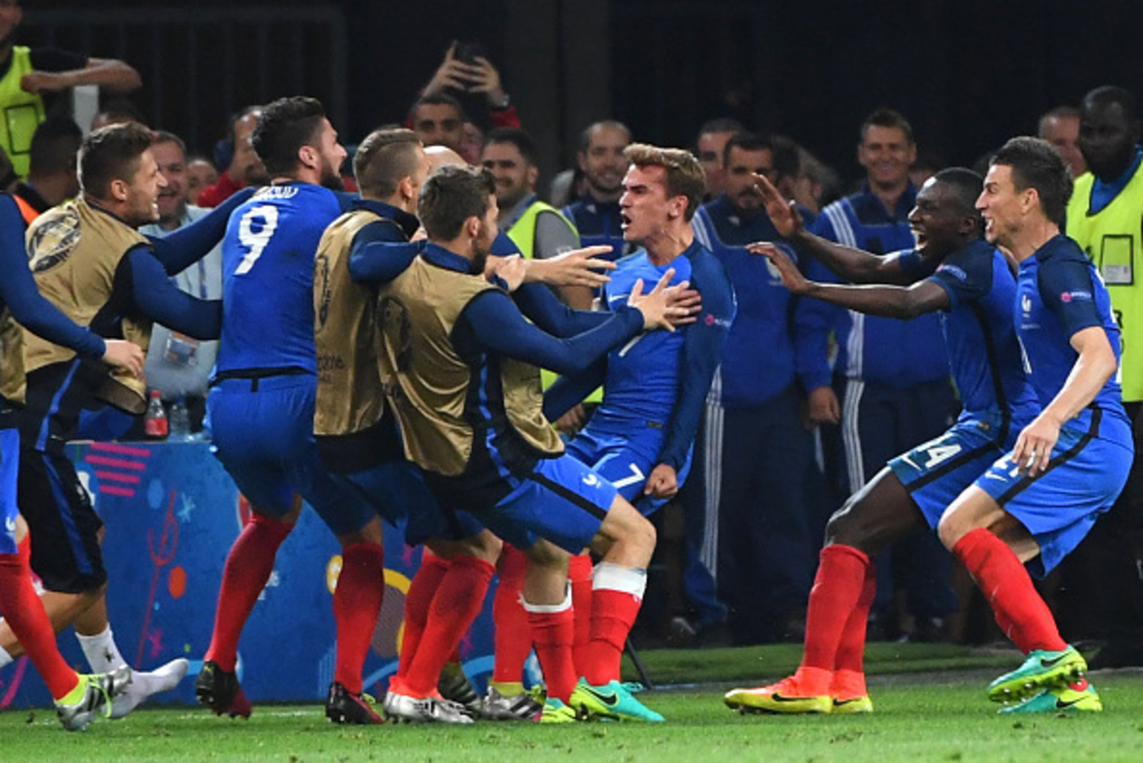 France's forward Antoine Griezmann (C) is congratulated by teammates after scoring during the Euro 2016 group A football match between France and Albania at the Velodrome stadium in Marseille on June 15, 2016. / AFP / BORIS HORVAT (Photo credit sho France's forward Antoine Griezmann (C) is congratulated by teammates after scoring during the Euro 2016 group A football match between France and Albania at the Velodrome stadium in Marseille on June 15, 2016. / AFP / BORIS HORVAT (Photo credit sho