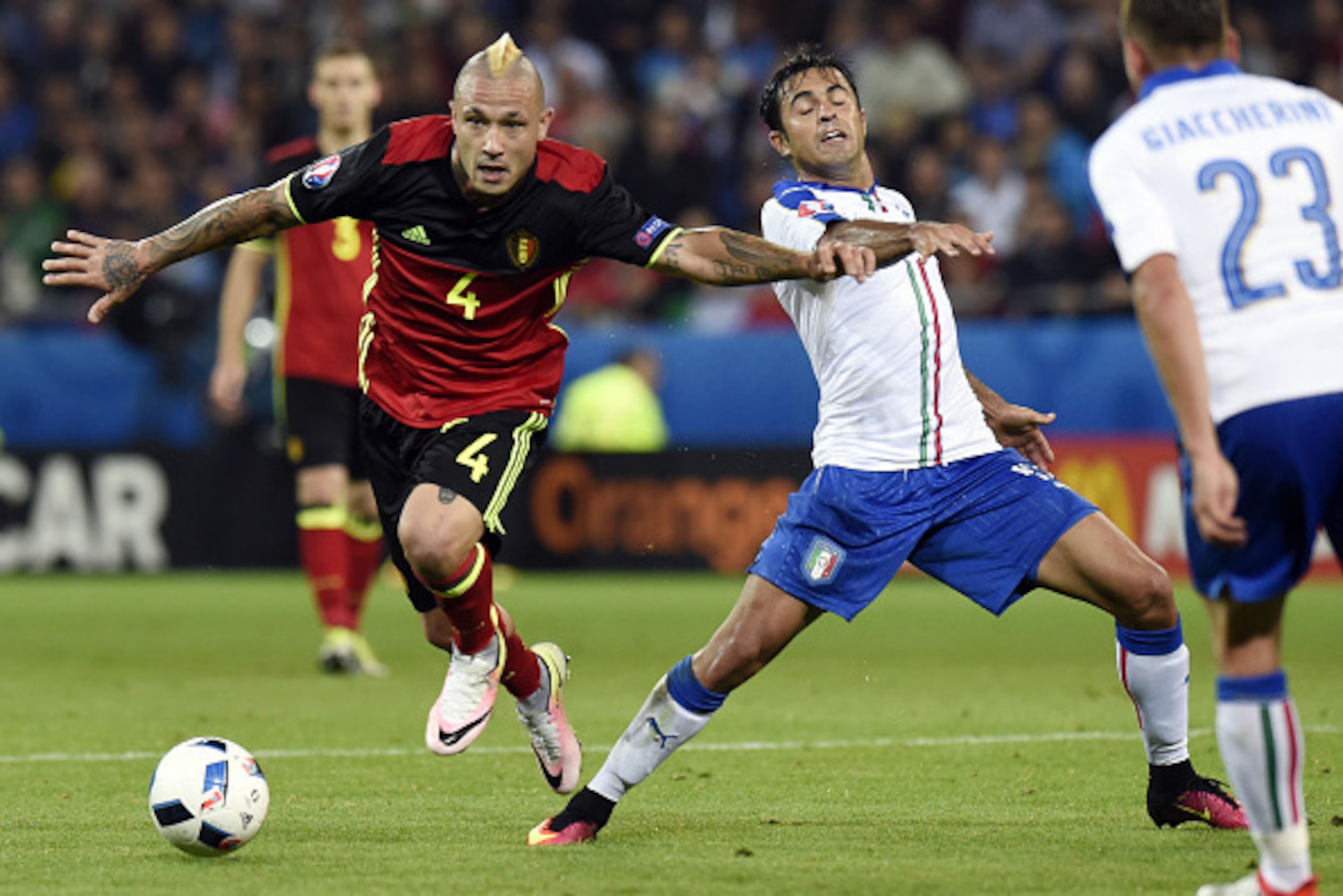Belgium's midfielder Radja Nainggolan (L) in action during the Euro 2016 group E football match between Belgium and Italy at the Parc Olympique Lyonnais stadium in Lyon on June 13, 2016. / AFP / PHILIPPE DESMAZES        (Photo credit should read PHILIPPE 