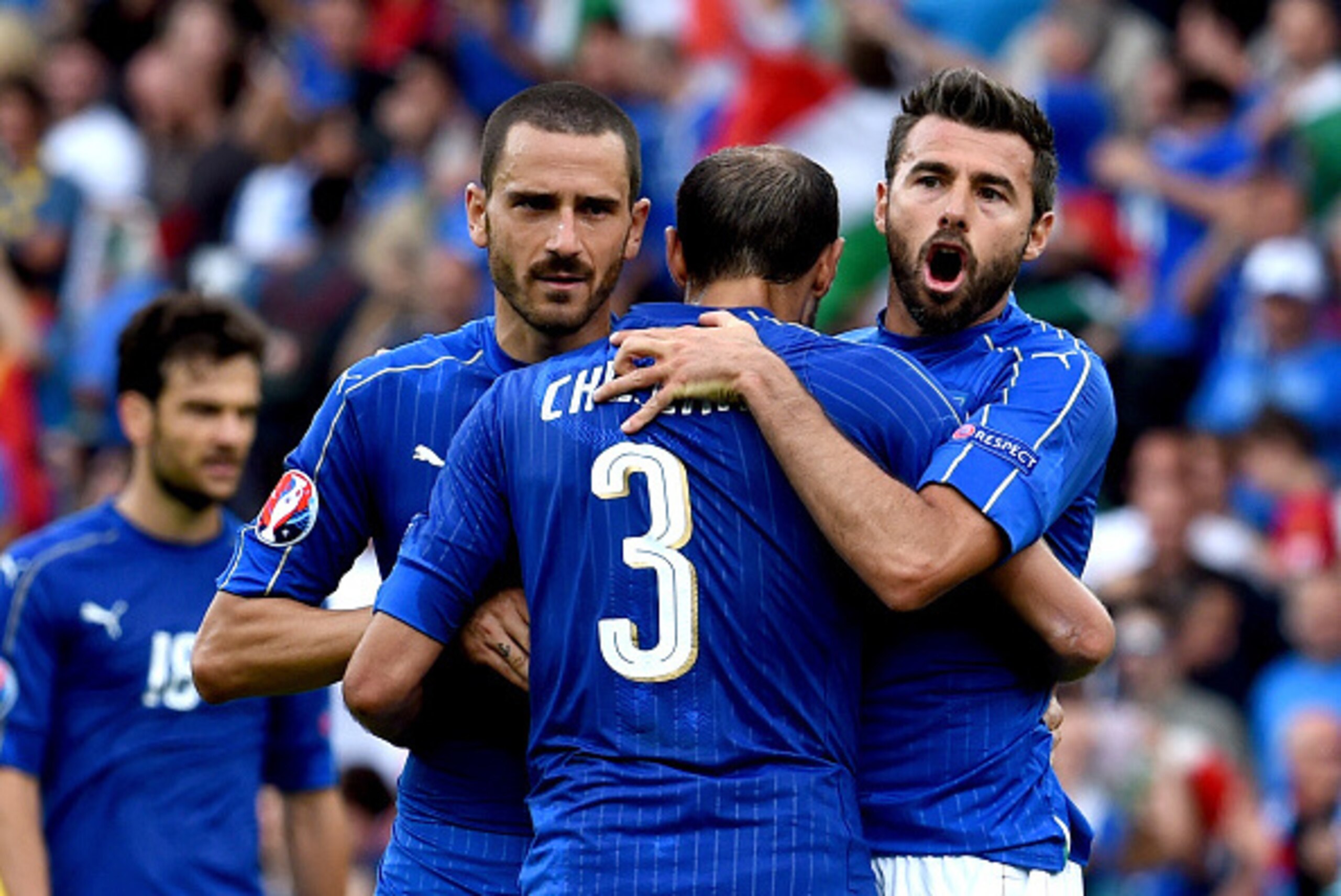 TOULOUSE, FRANCE - JUNE 17:  (L-R) Leonardo Bonucci, Giorgio Chiellini and Andrea Barzagli of Italy celebrate at the end of the UEFA EURO 2016 Group E match between Italy and Sweden at Stadium Municipal on June 17, 2016 in Toulouse, France.  (Photo by Cla