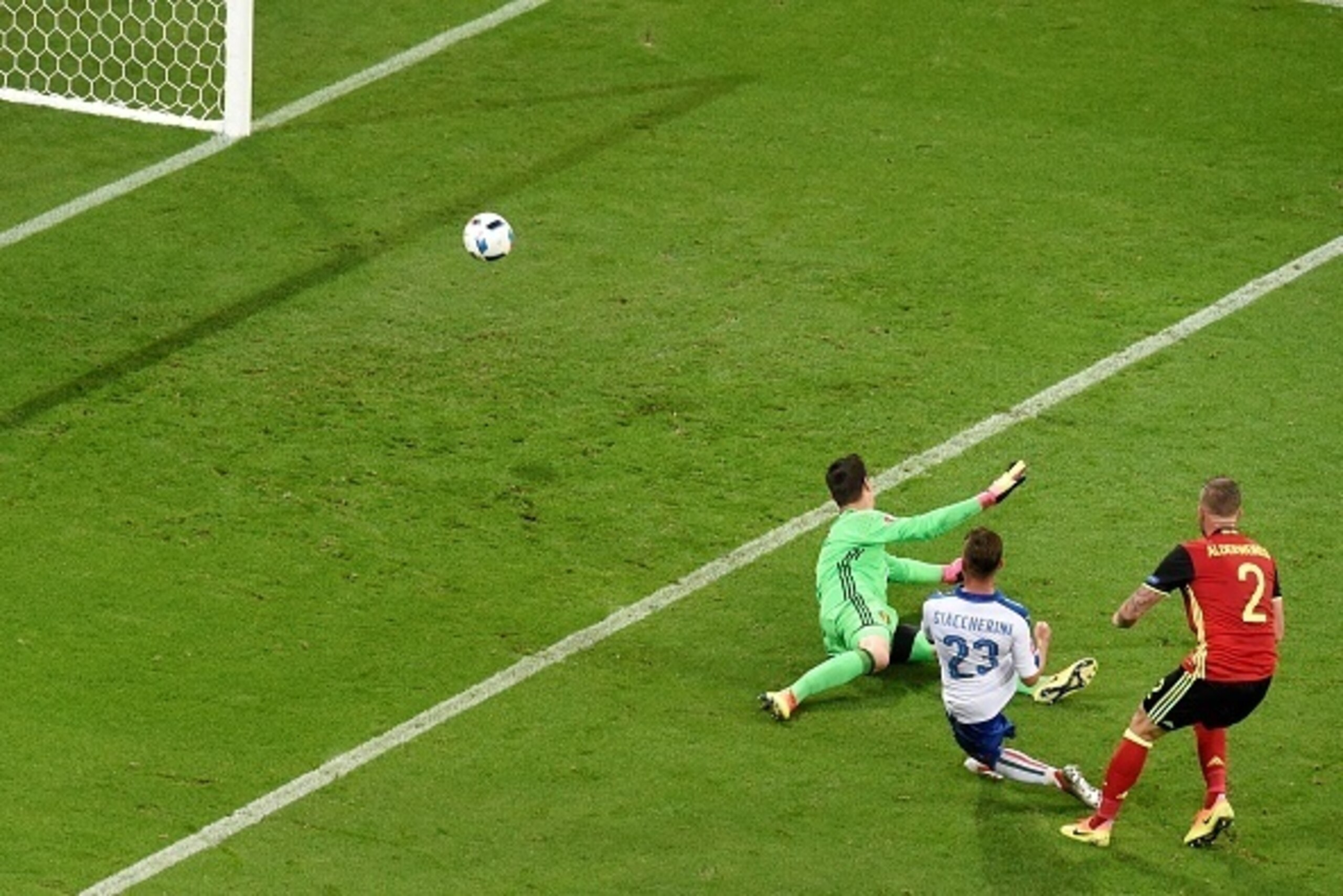 Italy's midfielder Emanuele Giaccherini shoots the team's first goal past Belgium's goalkeeper Thibaut Courtois during the Euro 2016 group E football match between Belgium and Italy at the Parc Olympique Lyonnais stadium in Lyon on June 13, 2016. / AFP / 