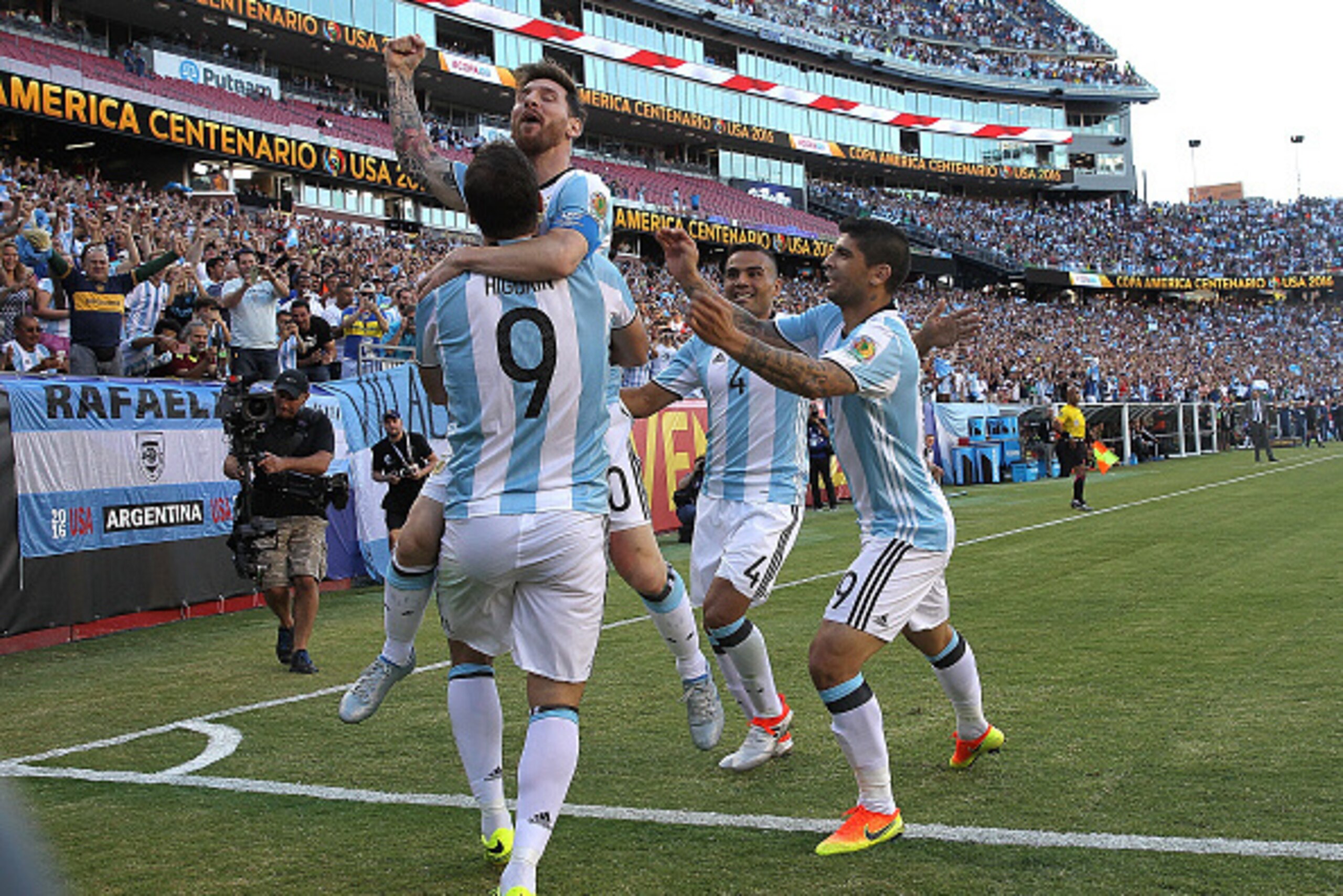 FOXBORO, MA - JUNE 18:  Gonzalo Higuain #9 of Argentina celebrates his goal with Lionel Messi #10 of Argentina during the 2016 Copa America Centenario quarterfinal match against Venezuela at Gillette Stadium on June 18, 2016 in Foxboro, Massachusetts. (Ph