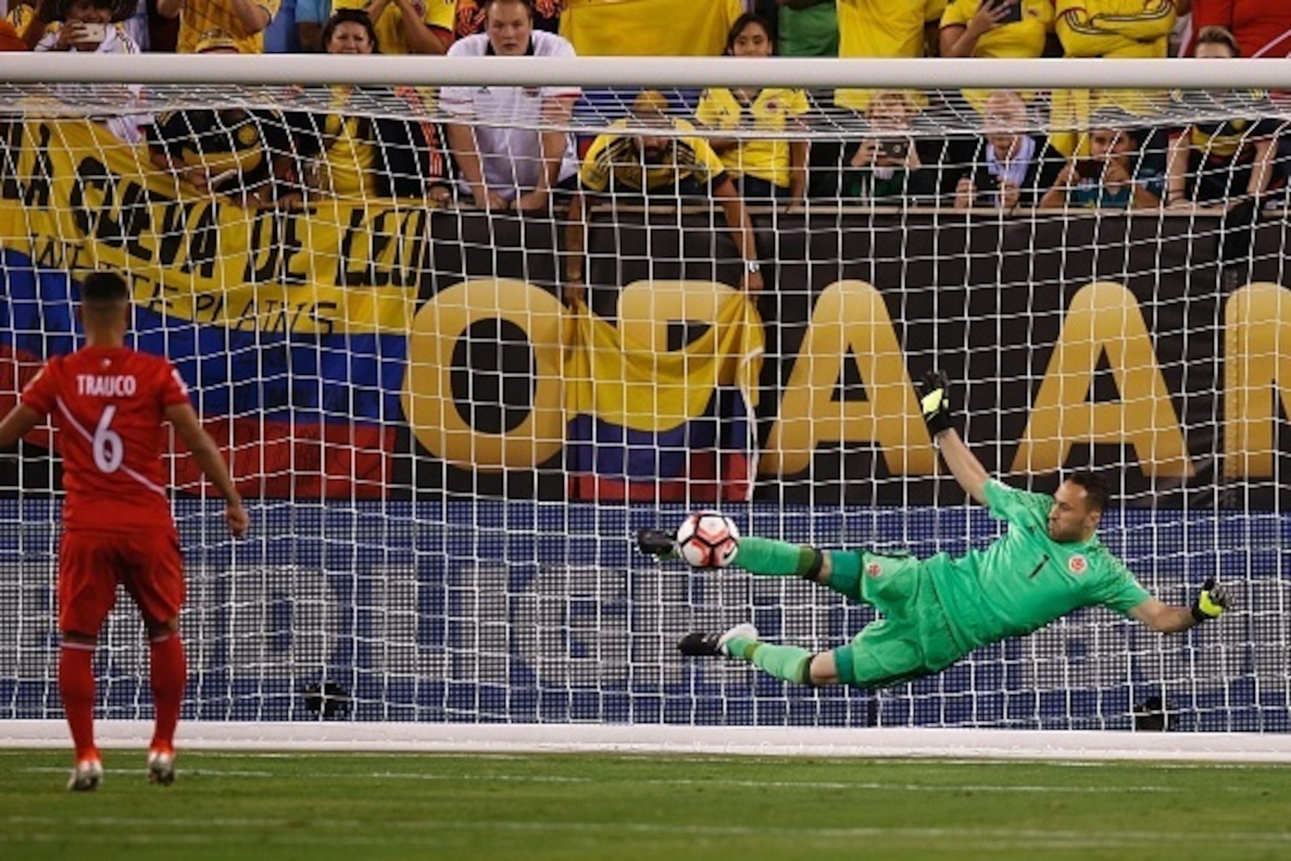 Colombia's goalkeeper David Ospina stops a penalty shot by Peru's Miguel Trauco during the Copa America Centenario quarterfinal football match in East Rutherford, New Jersey, United States, on June 17, 2016.  / AFP / Eduardo Munoz Alvarez        (Photo cr