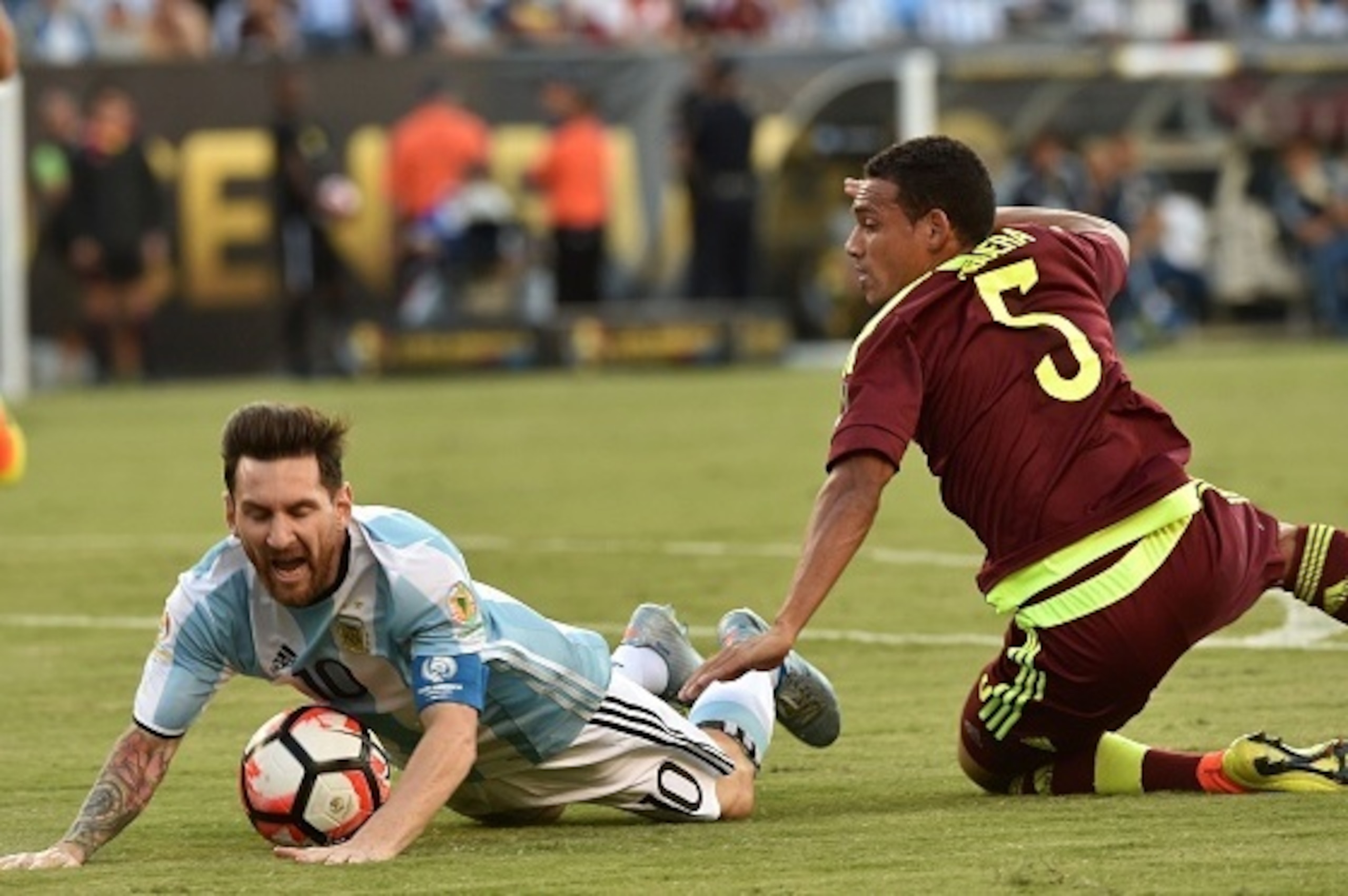 Venezuela's Arquimedes Figuera (R) vies for the ball with Argentina's Lionel Messi during a Copa America Centenario quarterfinal football match in Foxborough, Massachusetts, United States, on June 18, 2016.  / AFP / Nelson ALMEIDA        (Photo credit sho
