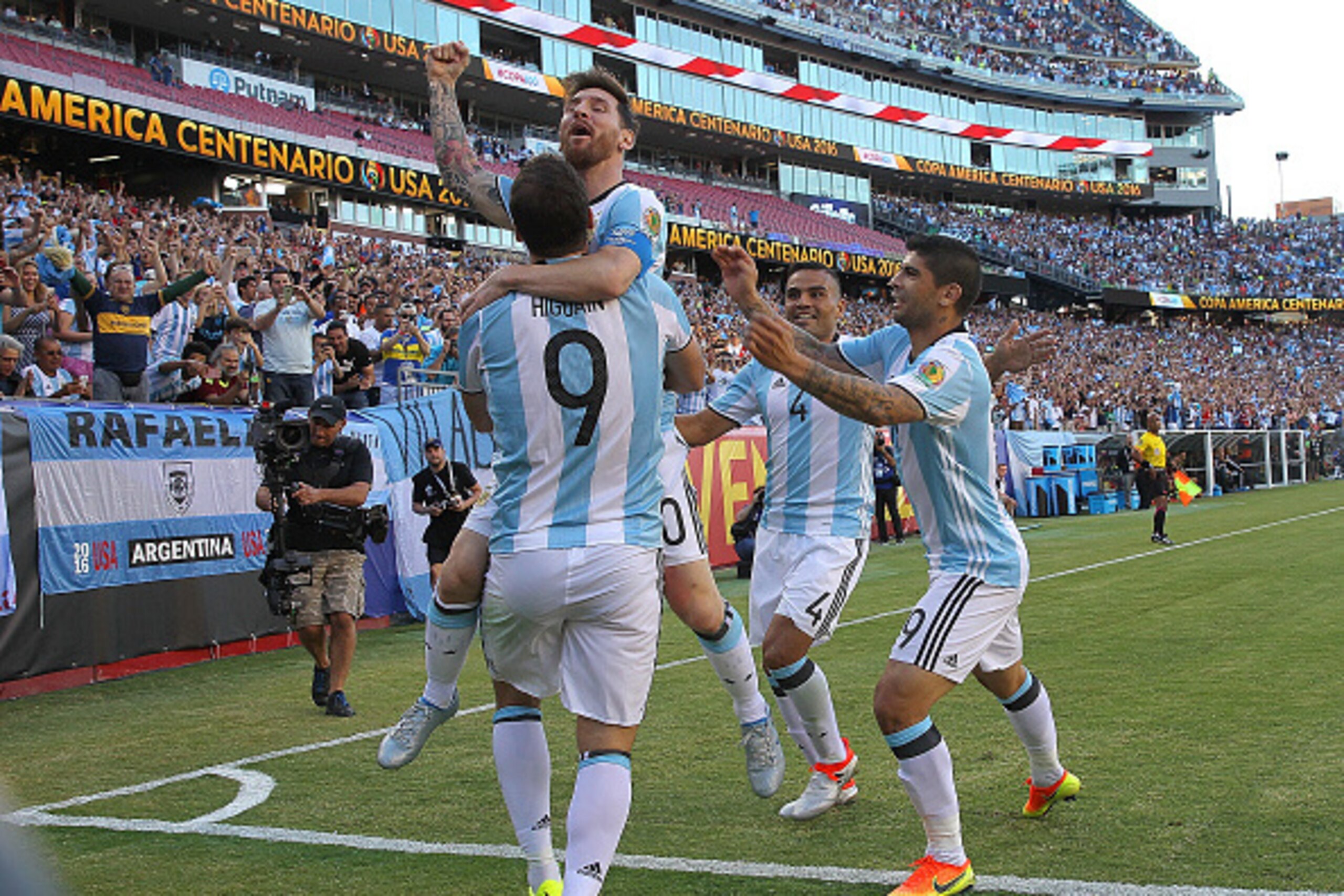FOXBORO, MA - JUNE 18:  Gonzalo Higuain #9 of Argentina celebrates his goal withLionel Messi #10 of Argentina during the 2016 Copa America Centenario quarterfinal match against Venezuela at Gillette Stadium on June 18, 2016 in Foxboro, Massachusetts. (Pho