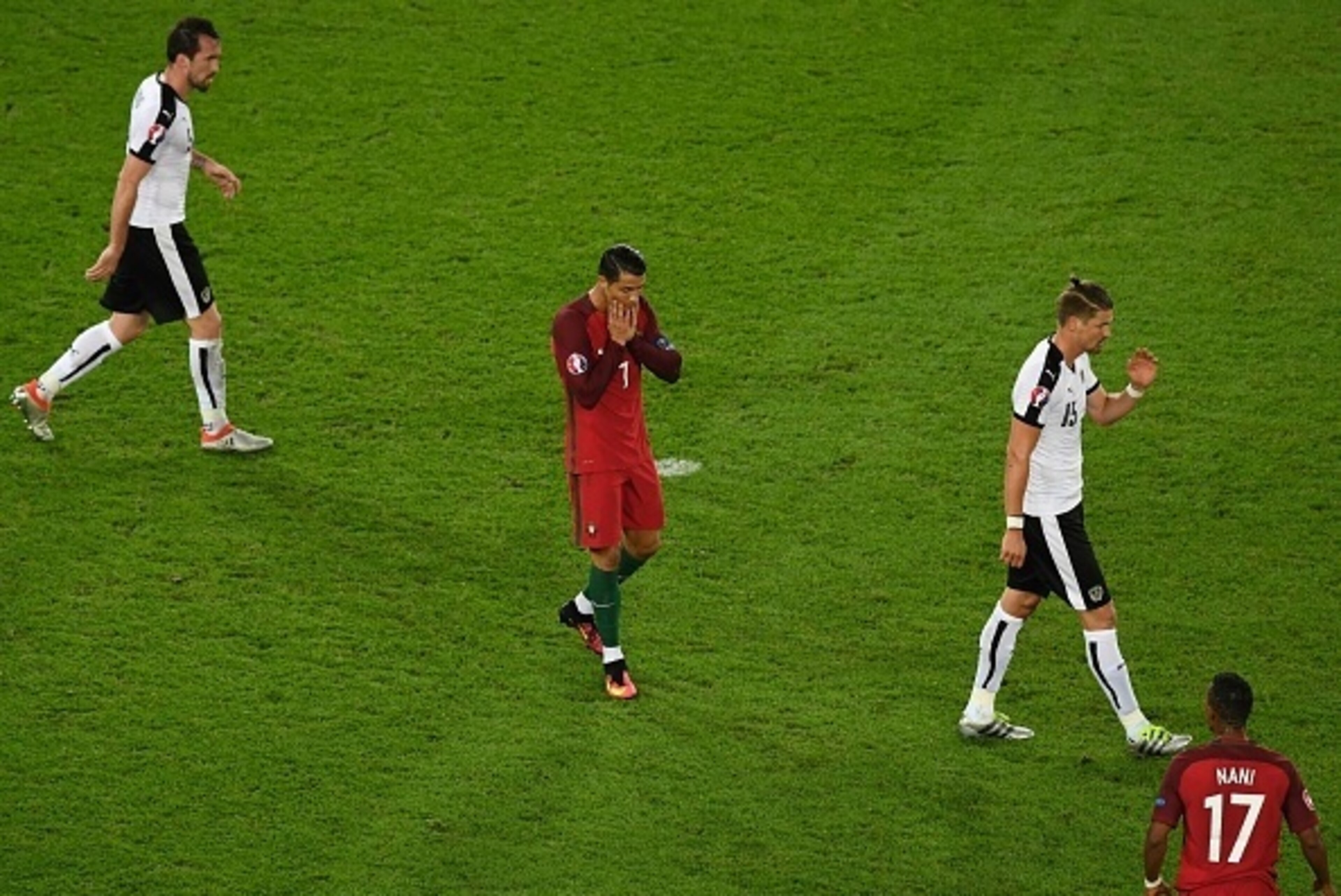 Portugal's forward Cristiano Ronaldo (C) reacts after he missed to score a penalty during the Euro 2016 group F football match between Portugal and Austria at the Parc des Princes in Paris on June 18, 2016. / AFP / MIGUEL MEDINA        (Photo credit shoul