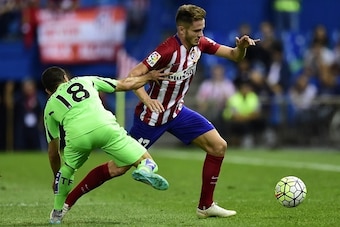 Atletico Madrid's midfielder Saul Niguez (R) vies with Getafe's midfielder Victor Rodriguez during the Spanish league football match Club Atletico de Madrid vs Getafe CF at the Vicente Calderon stadium in Madrid on September 22, 2015.   AFP PHOTO/ JAVIER 