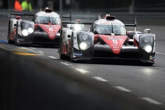 Japan's Kazuki Nakajima drives his Toyota TSO50  Hybrid N°5 (R) and France's Stephane Sarrazin drives his Toyota TSO50  Hybrid N°6 during the 84th Le Mans 24-hours endurance race, on June 19, 2016 in Le Mans, western France. / AFP / JEAN-SEBASTIEN EVRARD 