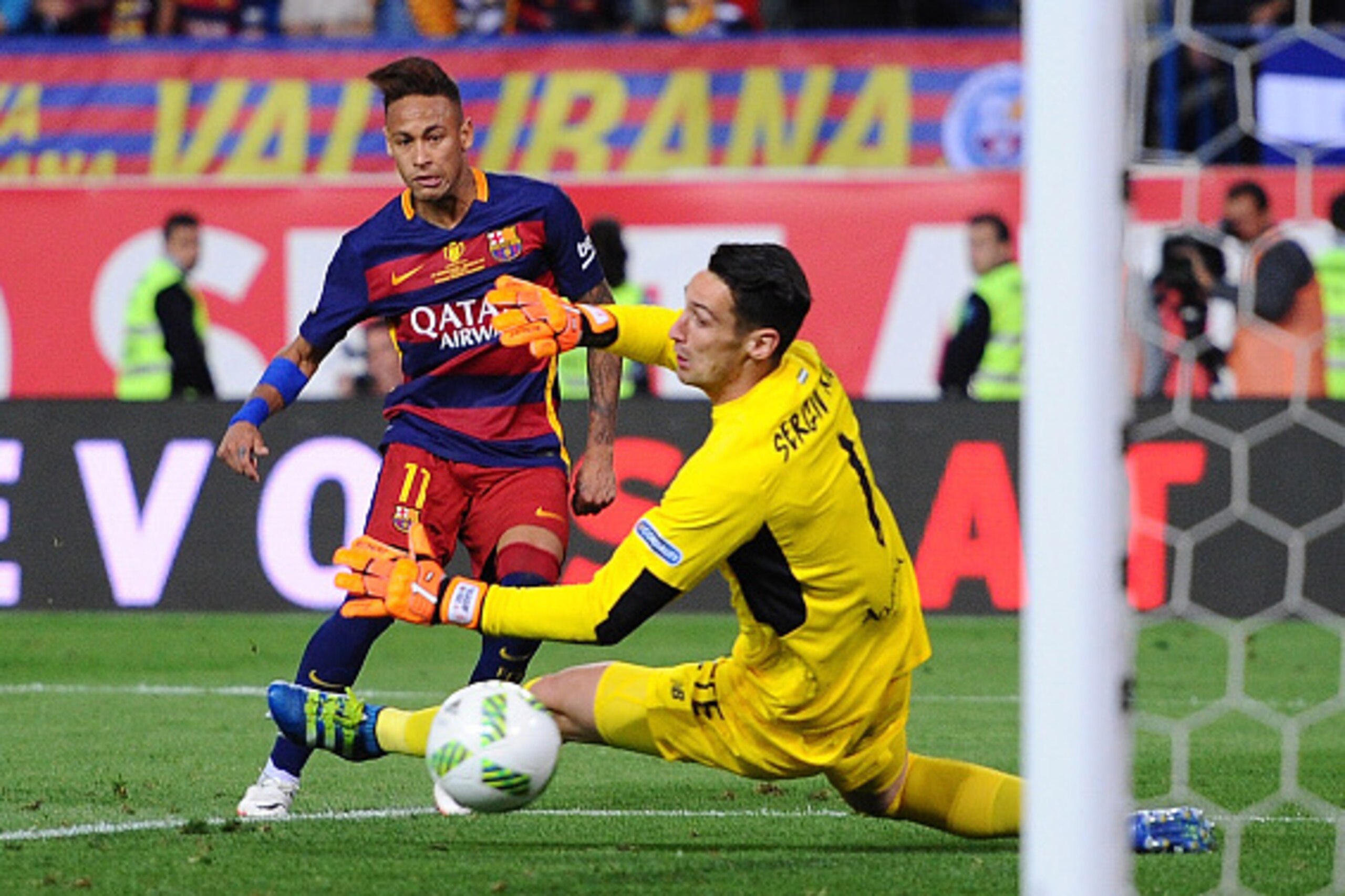 MADRID, SPAIN - MAY 22:  Neymar of FC Barcelona beats Sergio Rico of Sevilla scoring Barcelona's 2nd goal during the Copa del Rey Final between Barcelona and Sevilla at Vicente Calderon Stadium    on May 22, 2016 in Madrid, Spain.  (Photo by Denis Doyle/G