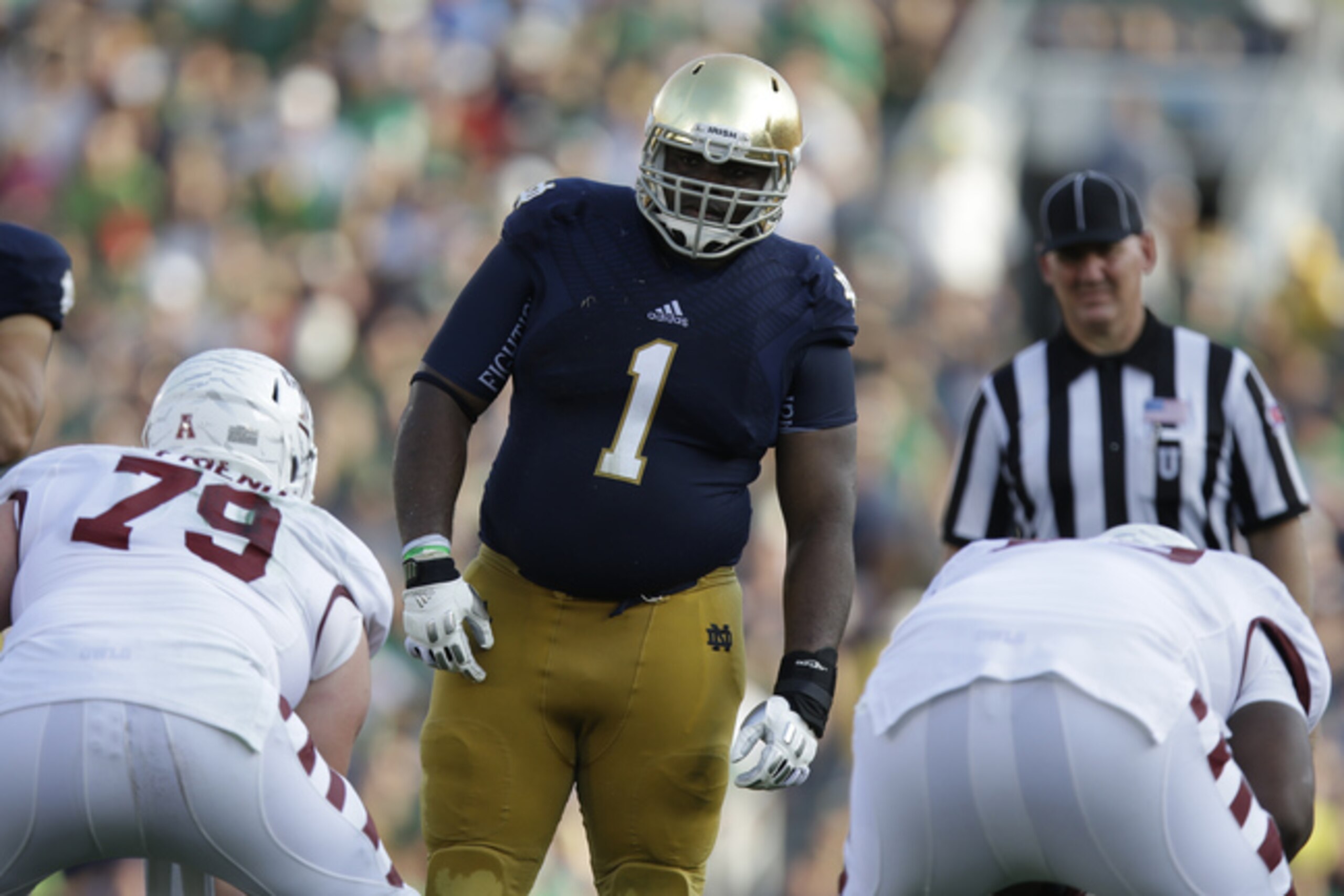 Former Notre Dame DL Louis Nix (center)