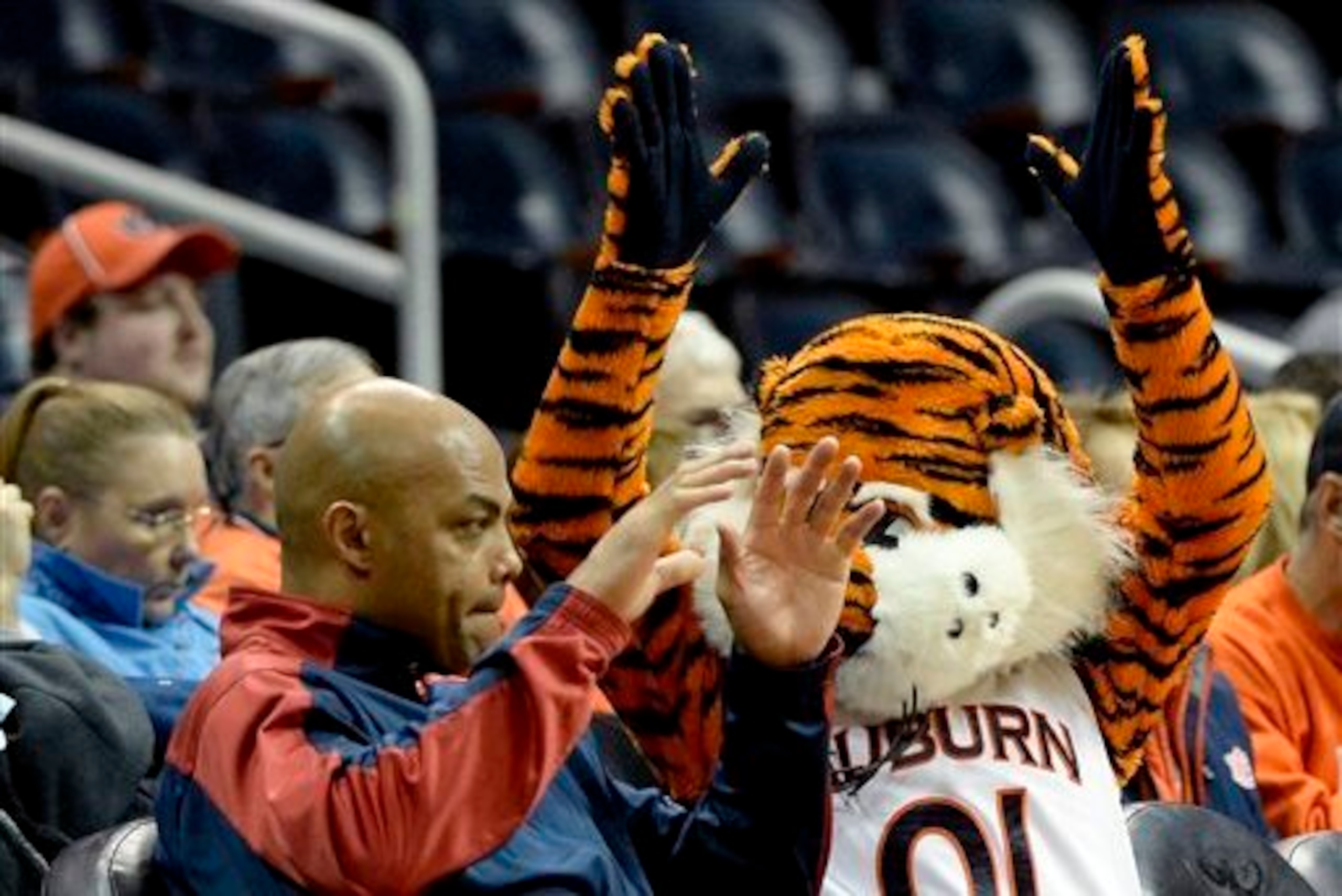 Charles Barkley and Aubie the Tiger