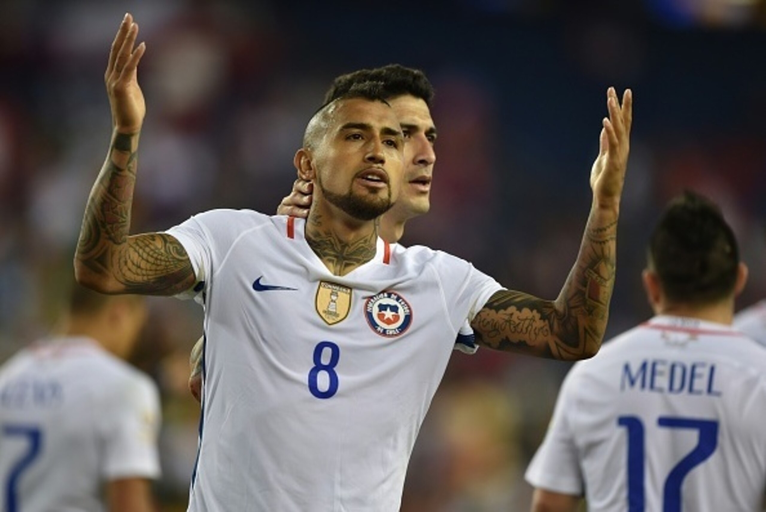 Chile's Arturo Vidal (8) celebrates after scoring against Bolivia during the Copa America Centenario football tournament in Foxborough, Massachusetts, United States, on June 10, 2016.  / AFP / Hector RETAMAL        (Photo credit should read HECTOR RETAMAL