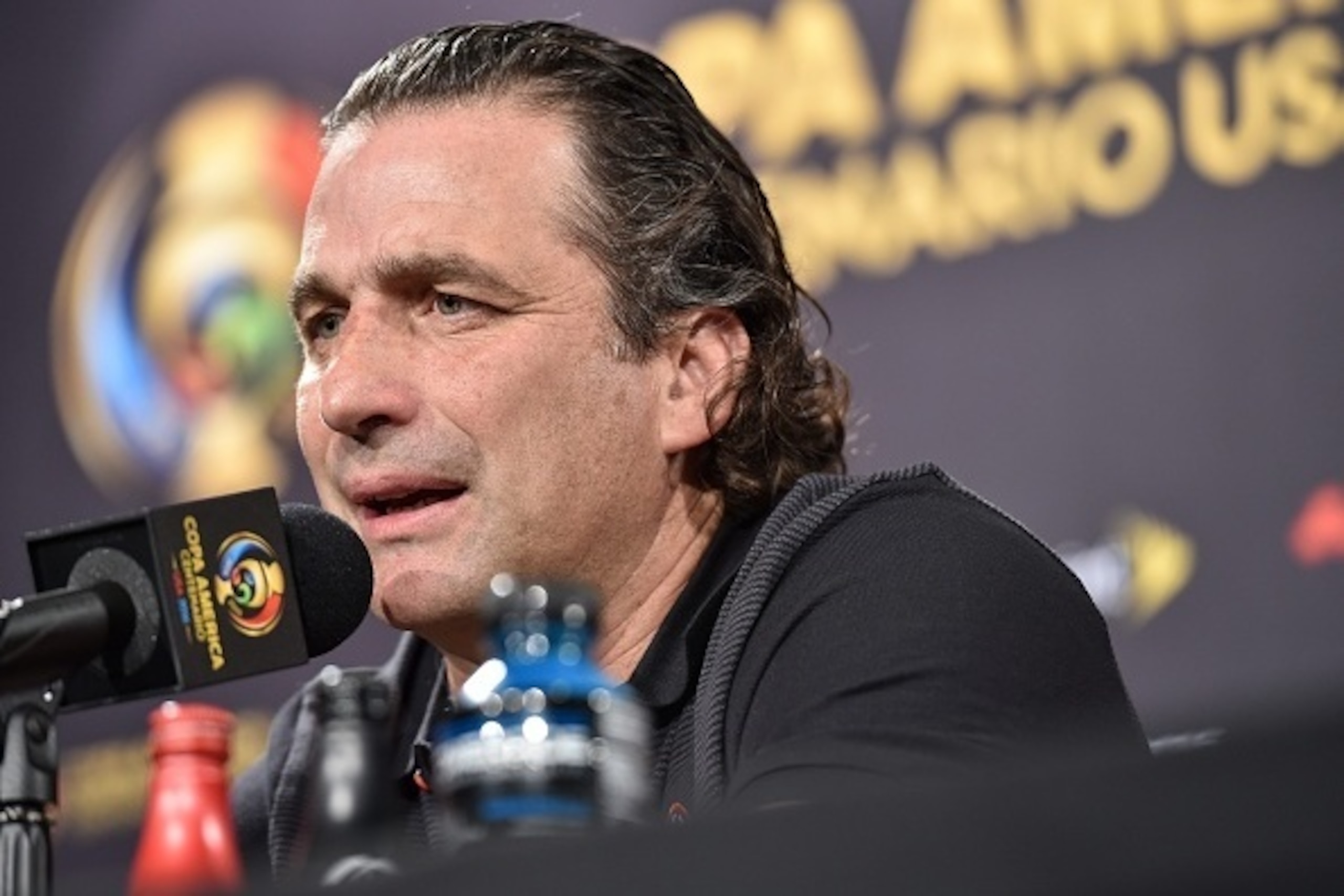 Chile's coach Juan Antonio Pizzi speaks at a press conference in Philadelphia on June 13, 2016, on the eve of Chile'stwo days before Panama's Copa America Group D first round match against Panama. / AFP / NICHOLAS KAMM        (Photo credit should read NIC