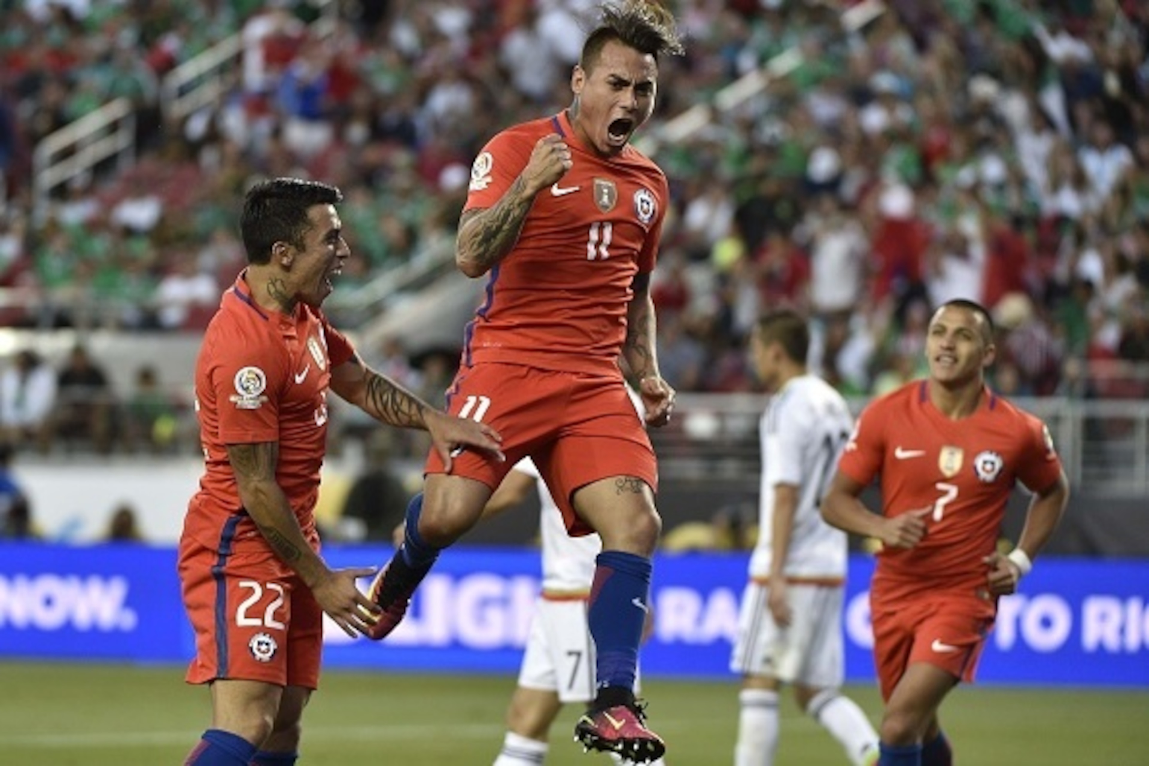 Chile's Eduardo Vargas (C) celebrates after scoring against Mexico during the Copa America Centenario quarterfinal football match in Santa Clara, California, United States, on June 18, 2016.  / AFP / OMAR TORRES        (Photo credit should read OMAR TORRE