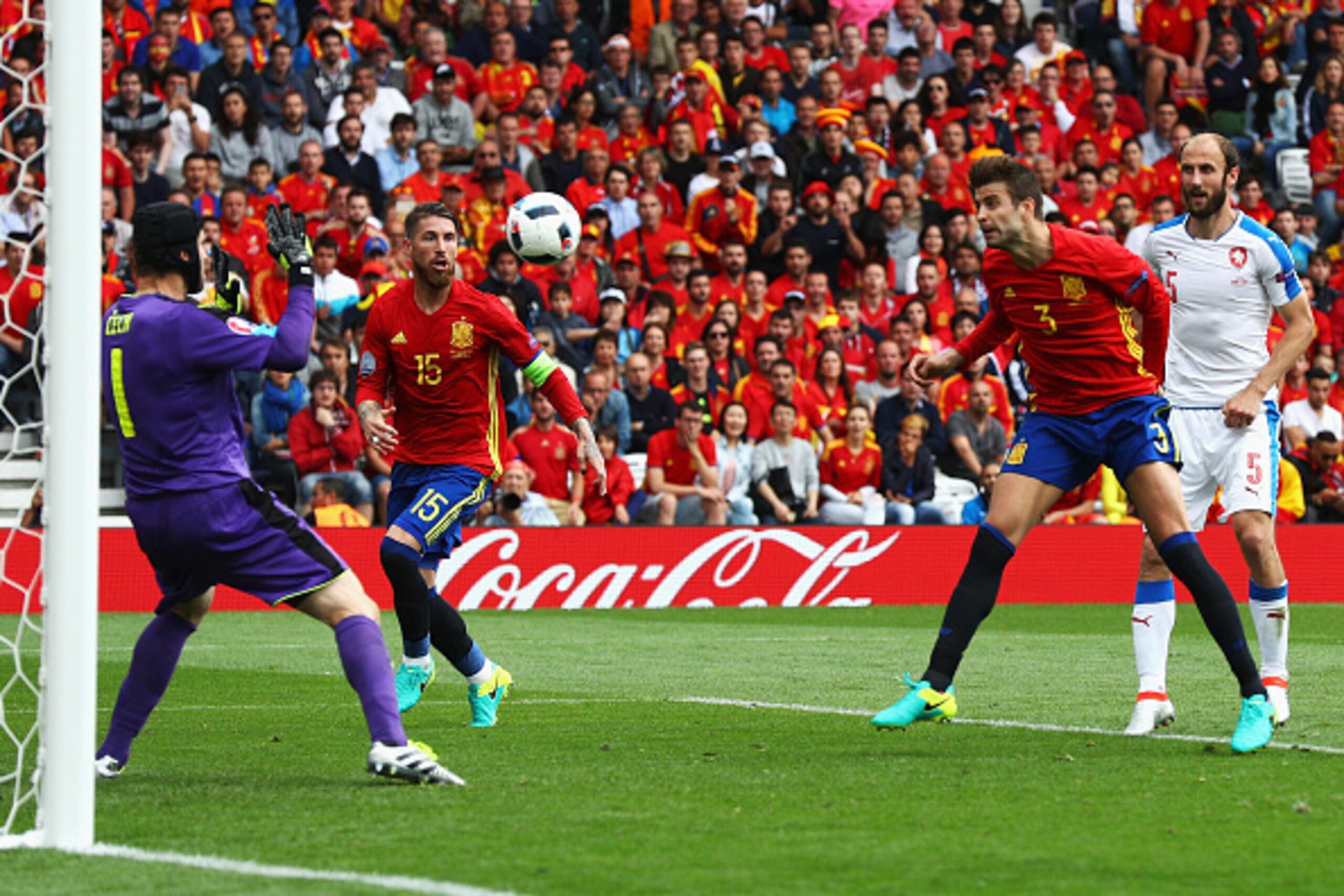 TOULOUSE, FRANCE - JUNE 13:  Gerard Pique (2nd R) of Spain heads the ball to score his team's first goal past Petr Cech (1st L) of Czech Republic during the UEFA EURO 2016 Group D match between Spain and Czech Republic at Stadium Municipal on June 13, 201
