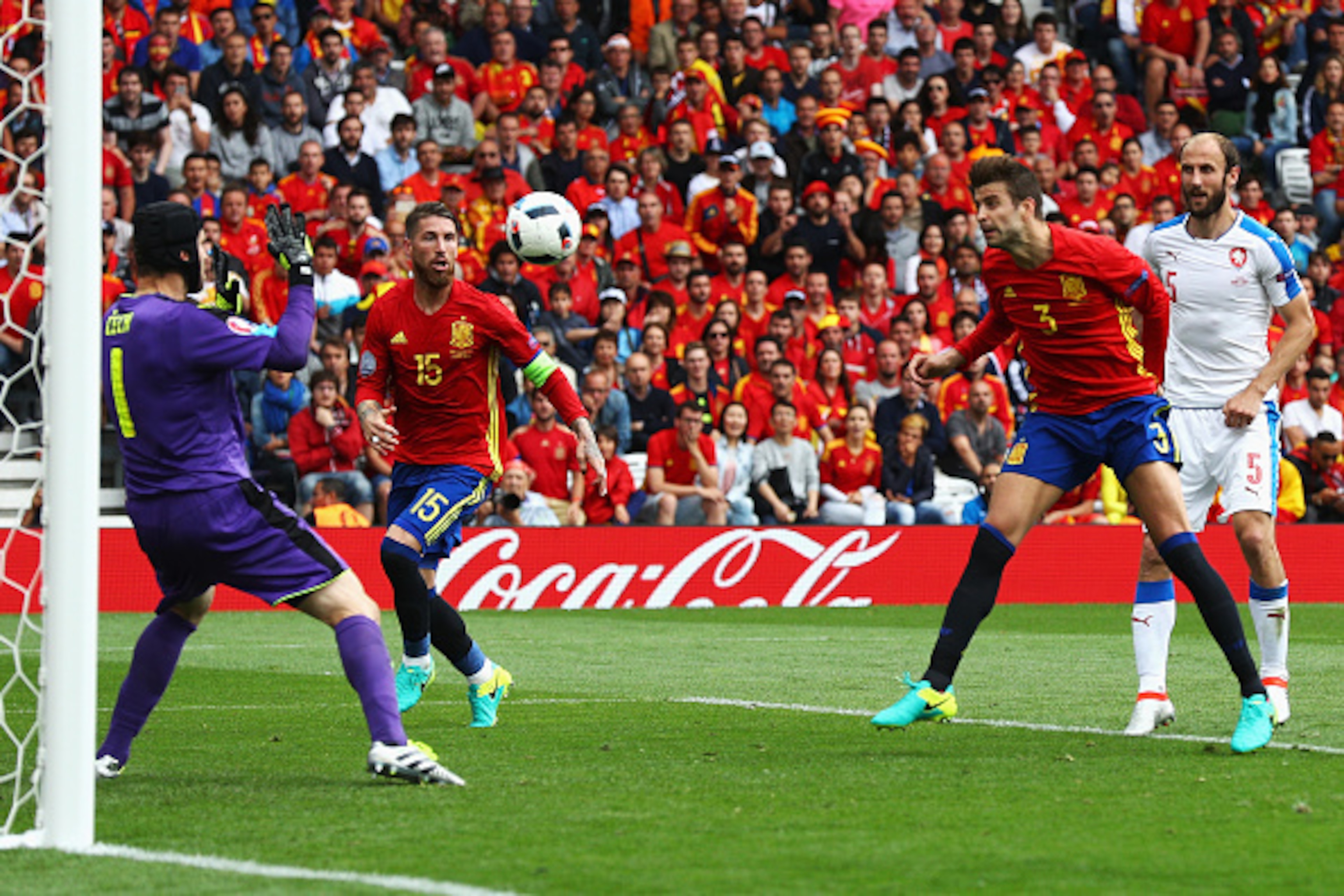 TOULOUSE, FRANCE - JUNE 13:  Gerard Pique (2nd R) of Spain heads the ball to score his team's first goal past Petr Cech (1st L) of Czech Republic during the UEFA EURO 2016 Group D match between Spain and Czech Republic at Stadium Municipal on June 13, 201