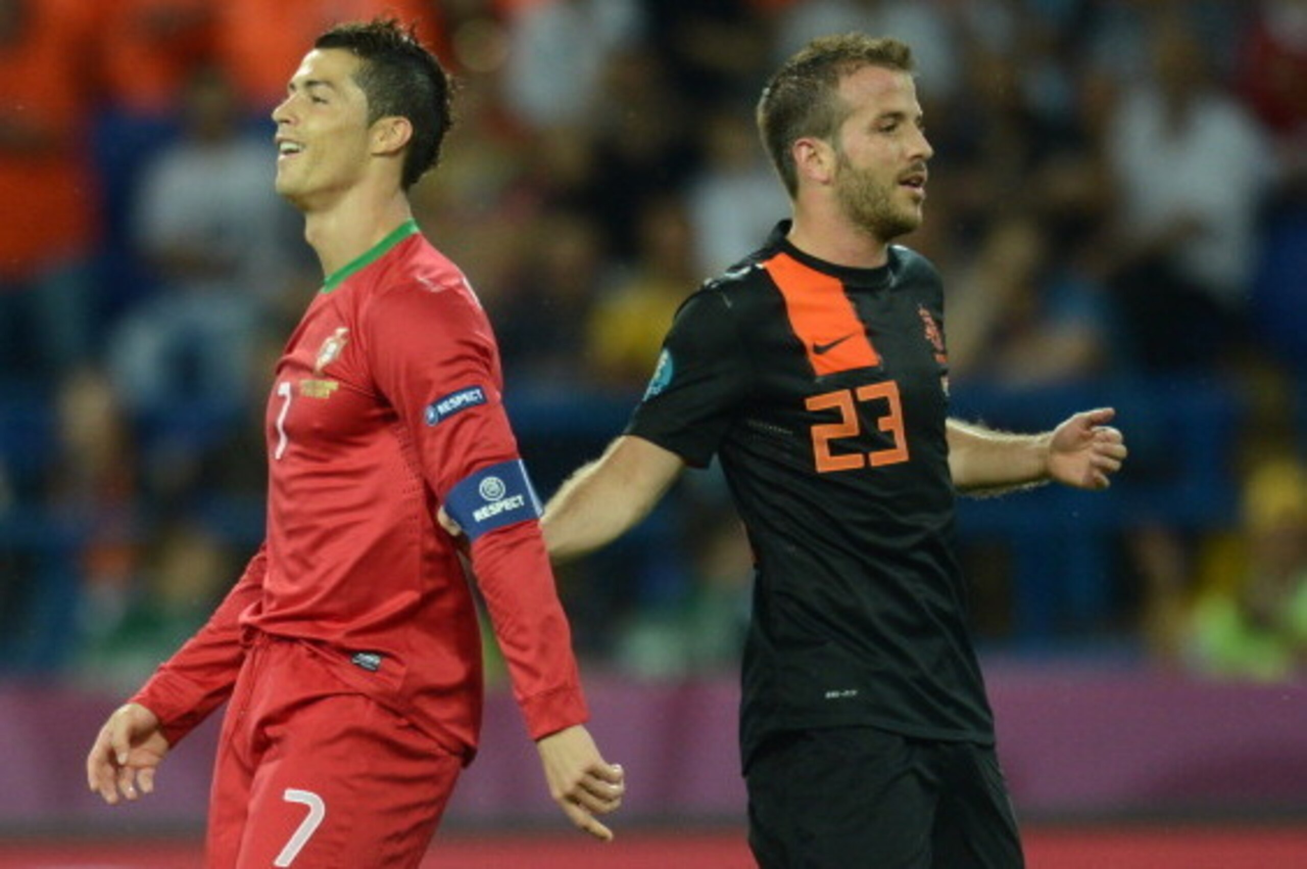 Dutch midfielder Rafael van der Vaart (R) vies with Portuguese forward Cristiano Ronaldo during the Euro 2012 football championships match Portugal vs. Netherlands, on June 17, 2012 at the Metalist stadium in Kharkiv.          AFP PHOTO / FRANCISCO LEONG 
