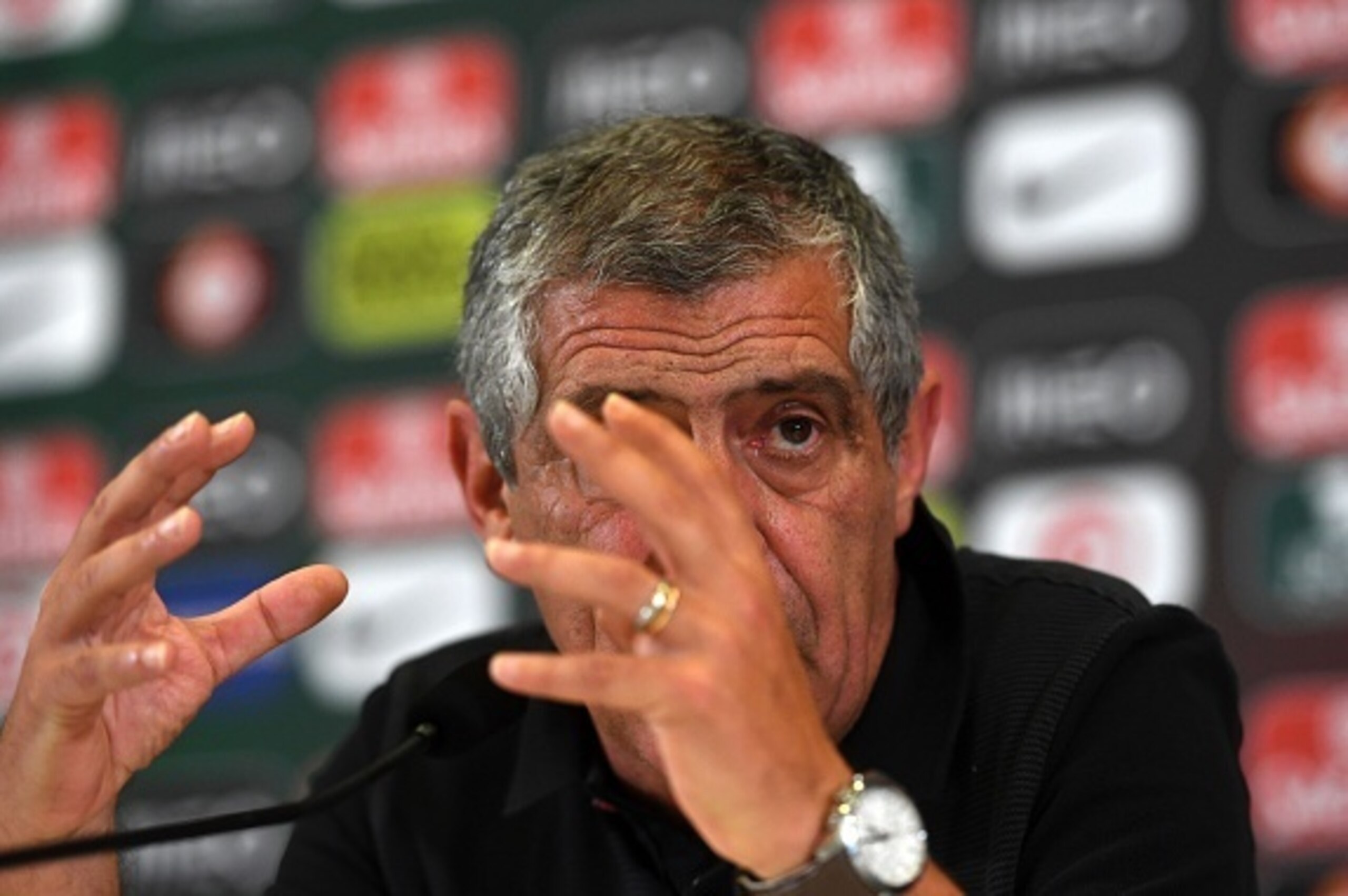 Portugal's coach Fernando Santos attends a press conference at the team's base camp in Marcoussis, south of Paris, on June 19, 2016, during the Euro 2016 football tournament. / AFP / FRANCISCO LEONG        (Photo credit should read FRANCISCO LEONG/AFP/Get