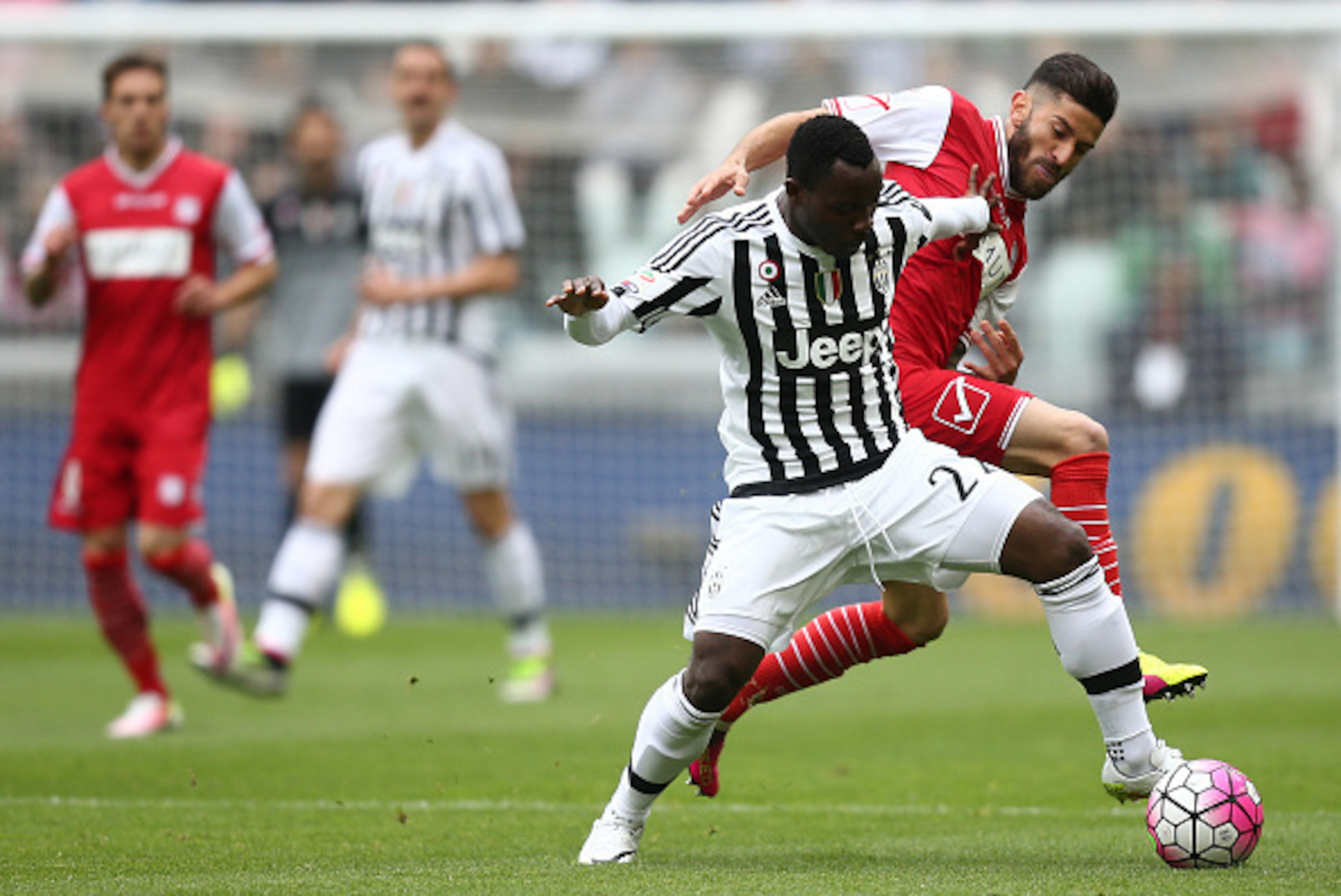 Juventus' midfielder Kwadwo Asamoah from Ghana (L) fights for the ball with Carpi's midfielder Marco Crimi during the Italian Serie A football match Juventus Vs Carpi on May 1, 2016 at the 'Juventus Stadium' in Turin.  / AFP / MARCO BERTORELLO        (Pho