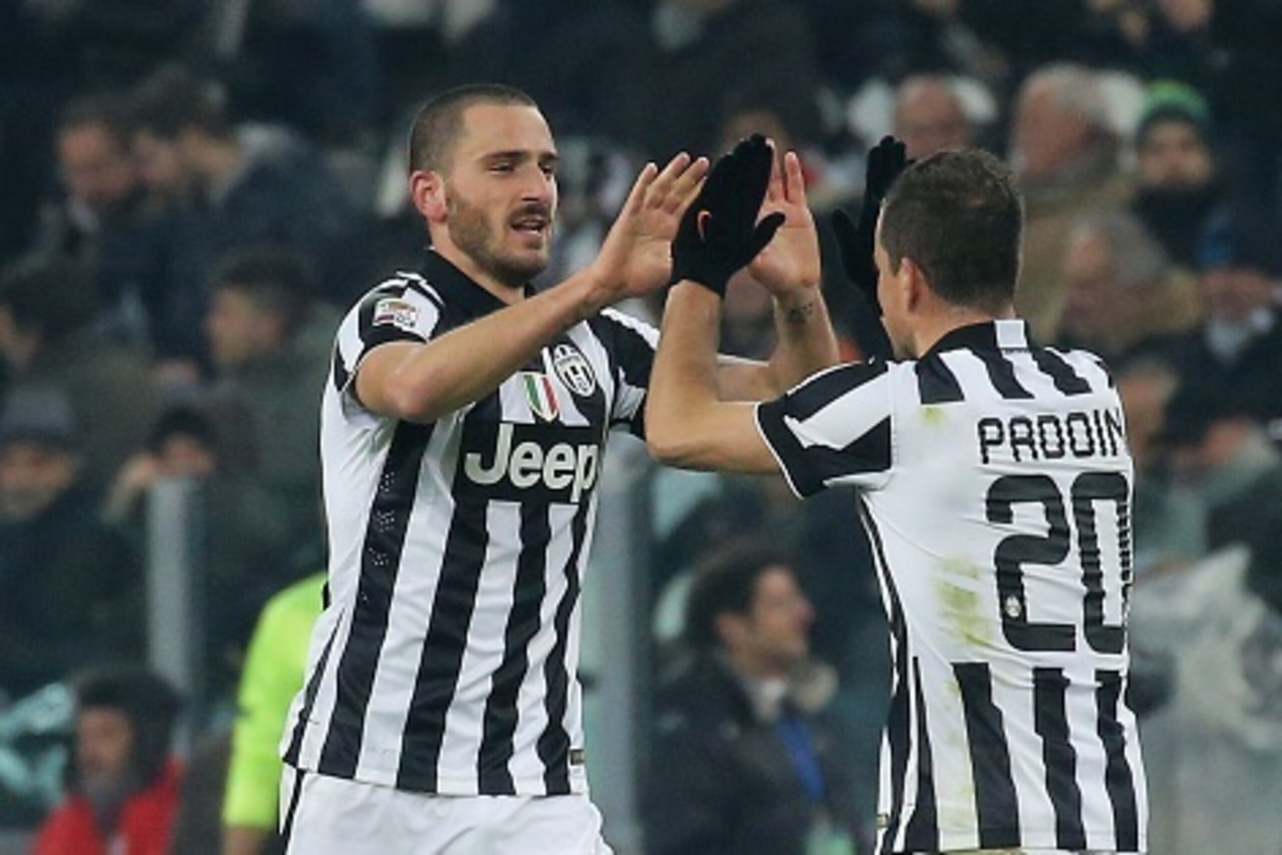 Juventus' defender Leonardo Bonucci (L) celebrates after scoring with Juventus' midfielder Simone Padoin on February 7, 2015 during an Italian Serie A football match Juventus vs. AC Milan at the Juventus Stadium in Turin.  AFP PHOTO / MARCO BERTORELLO    
