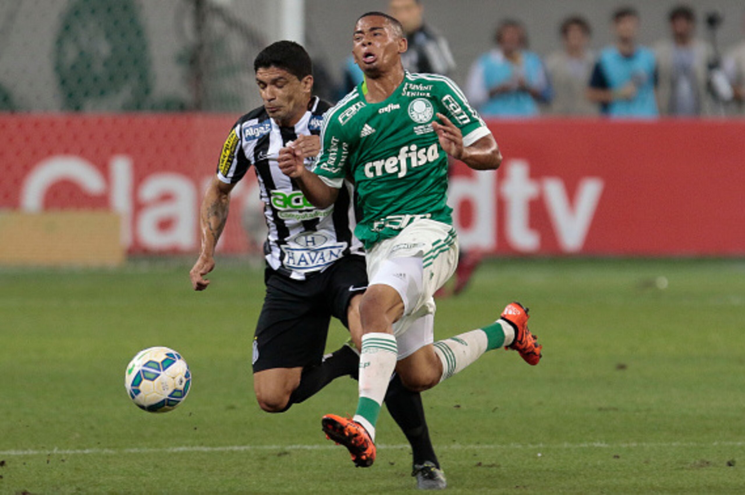 Gabriel Jesus (R) of Brazil's Palmeiras vies for the ball with Renato of Brazil's Santos, during their 2015 Brazil Cup second leg final football match held at Allianz Parque stadium in Sao Paulo, Brazil on December 02, 2015. AFP PHOTO / Miguel SCHINCARIOL Gabriel Jesus (R) of Brazil's Palmeiras vies for the ball with Renato of Brazil's Santos, during their 2015 Brazil Cup second leg final football match held at Allianz Parque stadium in Sao Paulo, Brazil on December 02, 2015. AFP PHOTO / Miguel SCHINCARIOL