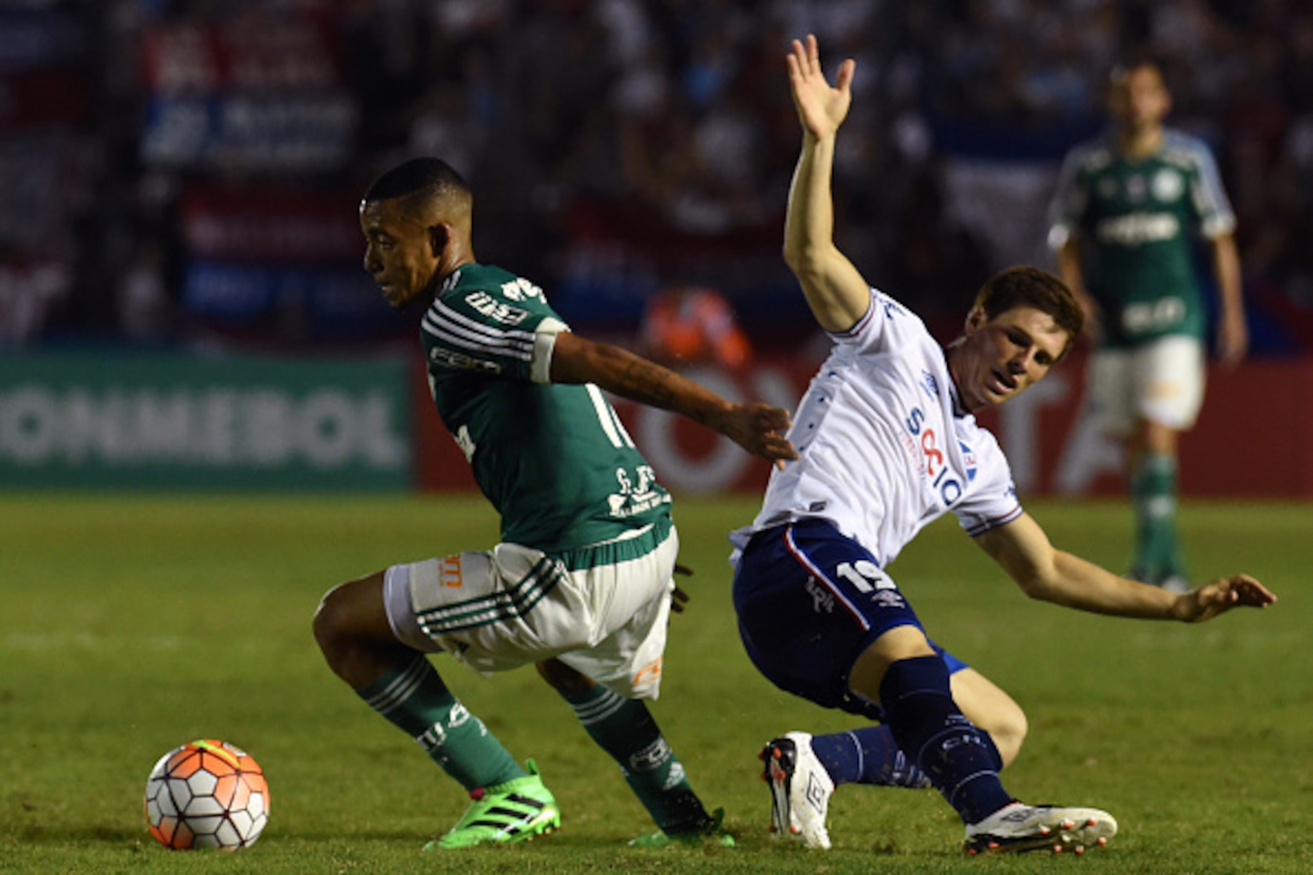 Brazilian Palmeiras' footballer Gabriel Jesus (L) vies for the ball with Uruguay's Nacional defender Santiago Romero during the Copa Libertadores football match at Gran Parque Central stadium in Montevideo on March 17, 2016. AFP PHOTO / Pablo PORCIUNCULA Brazilian Palmeiras' footballer Gabriel Jesus (L) vies for the ball with Uruguay's Nacional defender Santiago Romero during the Copa Libertadores football match at Gran Parque Central stadium in Montevideo on March 17, 2016. AFP PHOTO / Pablo PORCIUNCULA