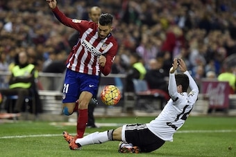 Atletico Madrid's Belgian midfielder Yannick Ferreira Carrasco (L) vies with Valencia's defender Jose Gaya during the Spanish league football match Club Atletico de Madrid vs Valencia CF at the Vicente Calderon stadium in Madrid on October 25, 2015.   AFP