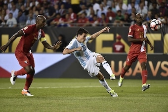 Argentina's Nicolas Gaitan (C) strikes the ball during the Copa America Centenario football tournament match against Panama in Chicago, Illinois, United States, on June 10, 2016.  / AFP / OMAR TORRES        (Photo credit should read OMAR TORRES/AFP/Getty 