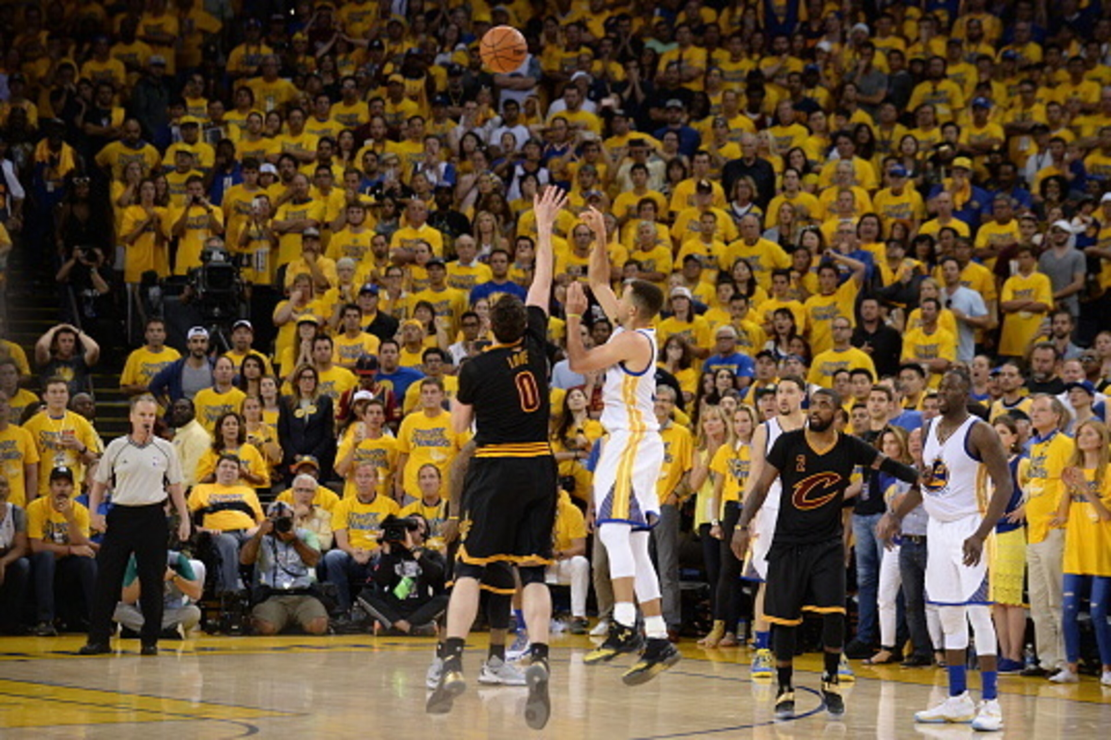 OAKLAND, CA - JUNE 19: Stephen Curry #30 of the Golden State Warriors shoots the ball against the Cleveland Cavaliers  in Game Seven of the 2016 NBA Finals on June 19, 2016 at ORACLE Arena in Oakland, California. NOTE TO USER: User expressly acknowledges 
