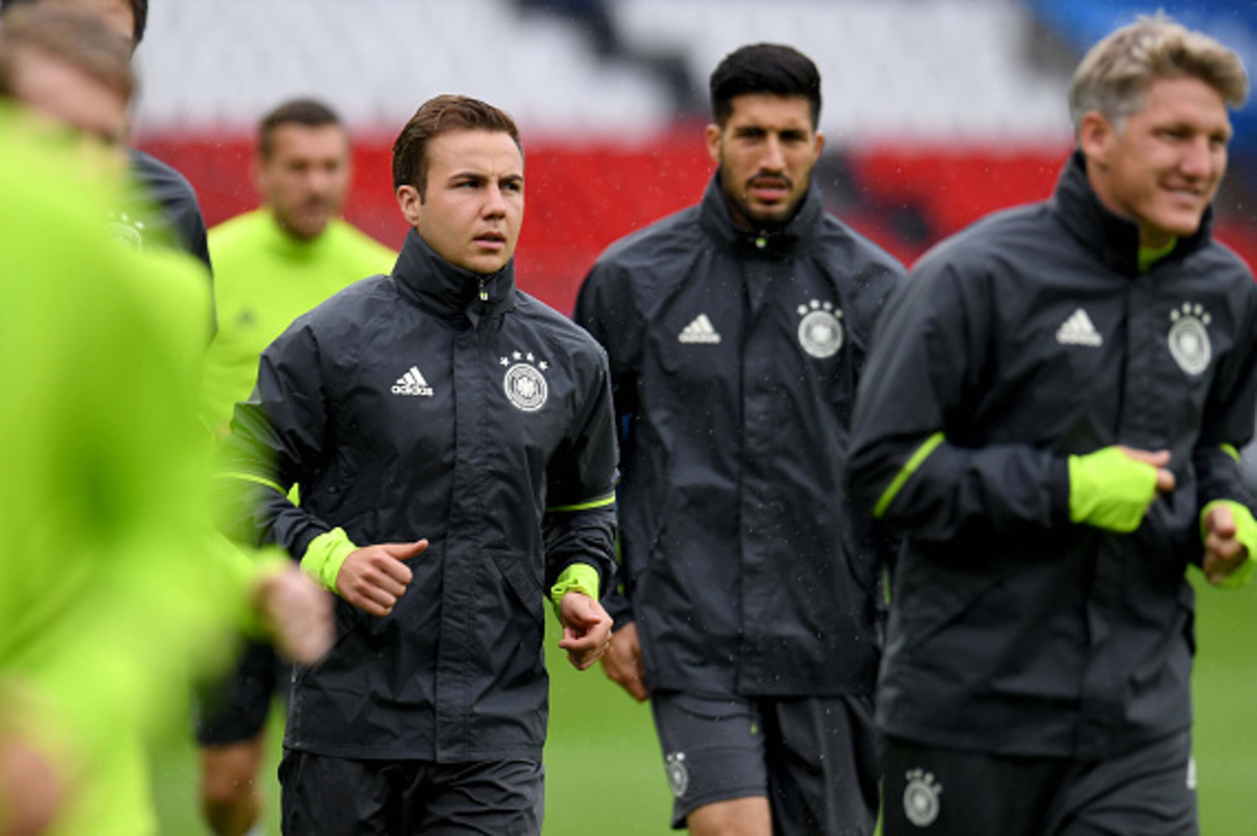 Germany's striker Mario Goetze (L) warms up during a training session at the stadium Parc des Princes in Paris on June 20, 2016, on the eve of the Euro 2016 football match between Nothern Ireland and Germany. / AFP / PATRIK STOLLARZ        (Photo credit s