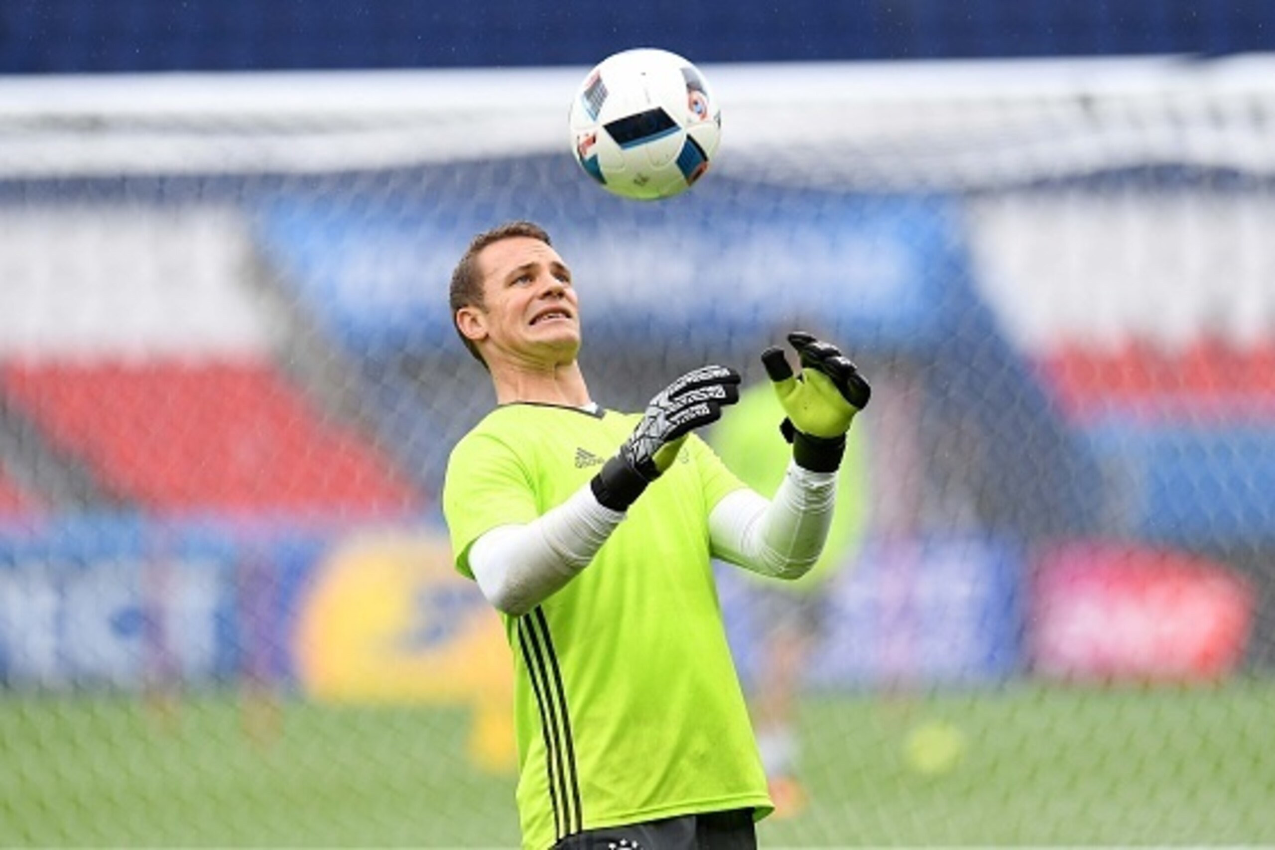 Germany's goalkeeper Manuel Neuer warms up with the ball during a training session at the stadium Parc des Princes in Paris, France, on June 20, 2016 on the eve of the Euro 2016 football match between Nothern Ireland and Germany. / AFP / PATRIK STOLLARZ  