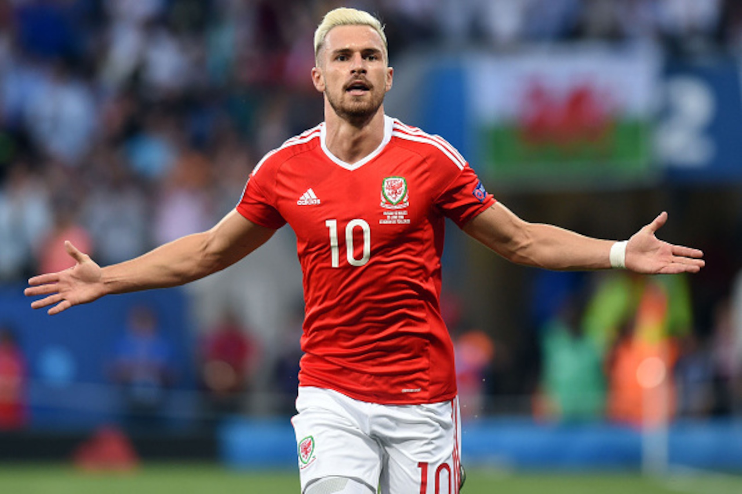 Wales' midfielder Aaron Ramsey celebrates the team's first goal during the Euro 2016 group B football match between Russia and Wales at the Stadium Municipal in Toulouse on June 20, 2016. / AFP / Rémy GABALDA        (Photo credit should read REMY GABALDA/