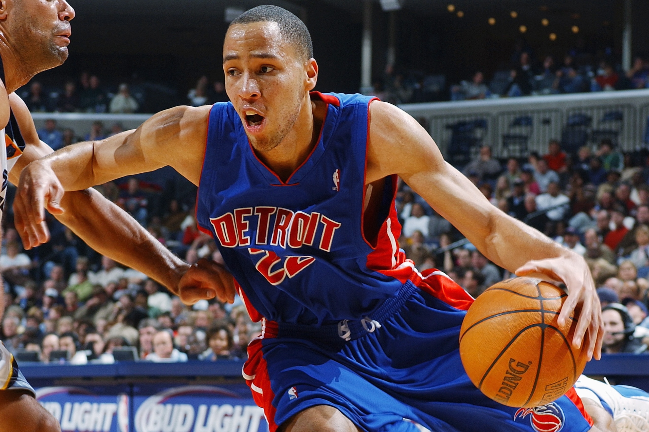 MEMPHIS, TN - DECEMBER 11:  Tayshaun Prince #22 of the Detroit Pistons moves the ball during the game with the Memphis Grizzlies December 11, 2004 at FedexForum in Memphis, Tennessee.  The Grizzlies won 72-68.  NOTE TO USER: User expressly acknowledges an