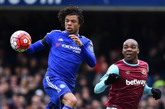 Chelsea's French striker Loic Remy (L) vies with West Ham United's Italian defender Angelo Ogbonna during the English Premier League football match between Chelsea and West Ham United at Stamford Bridge in London on March 19, 2016. / AFP / Ben STANSALL / 