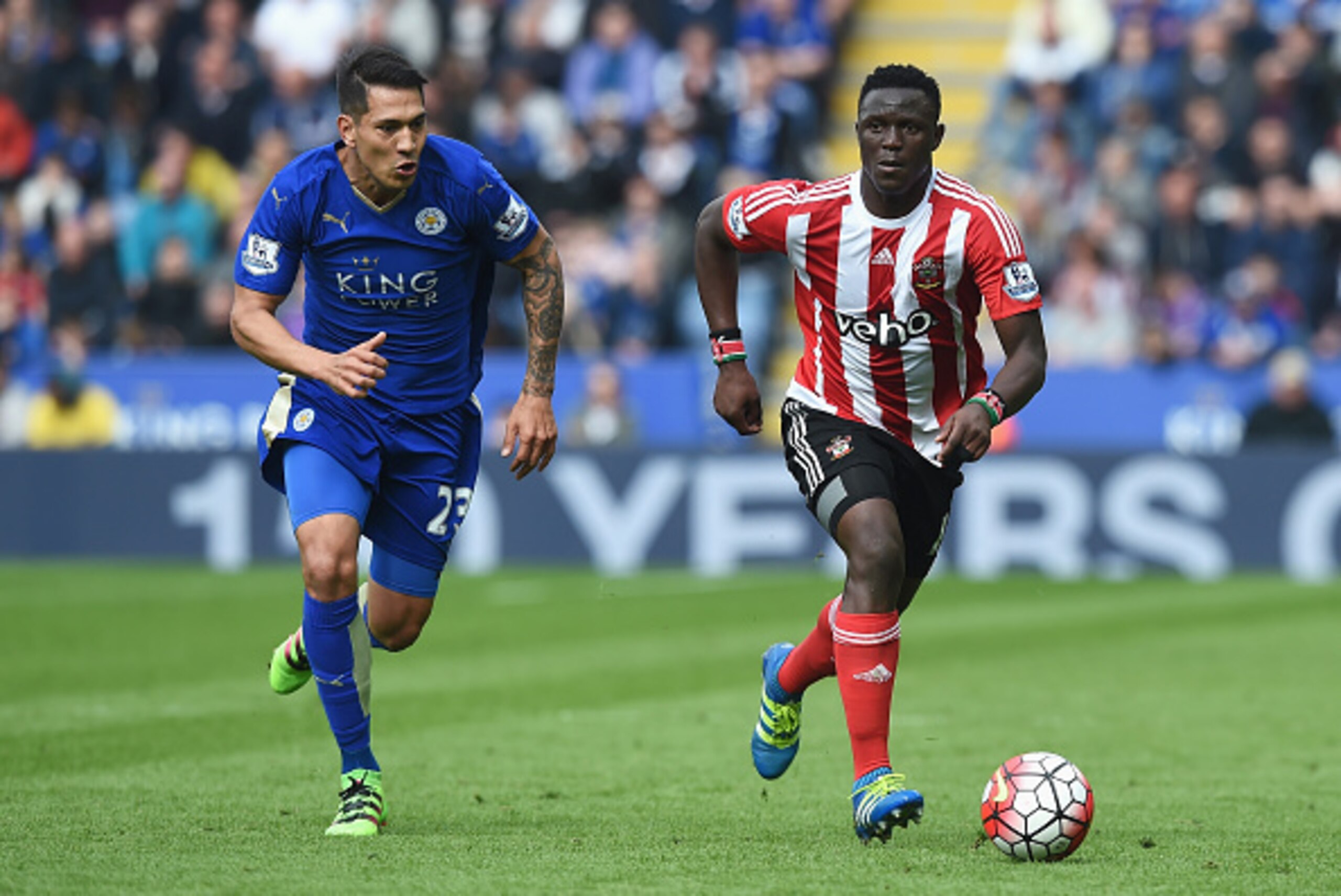 LEICESTER, ENGLAND - APRIL 03:  Victor Wanyama of Southampton is chased by Leonardo Ulloa of Leicester City during the Barclays Premier League match between Leicester City and Southampton at The King Power Stadium on April 3, 2016 in Leicester, England.  