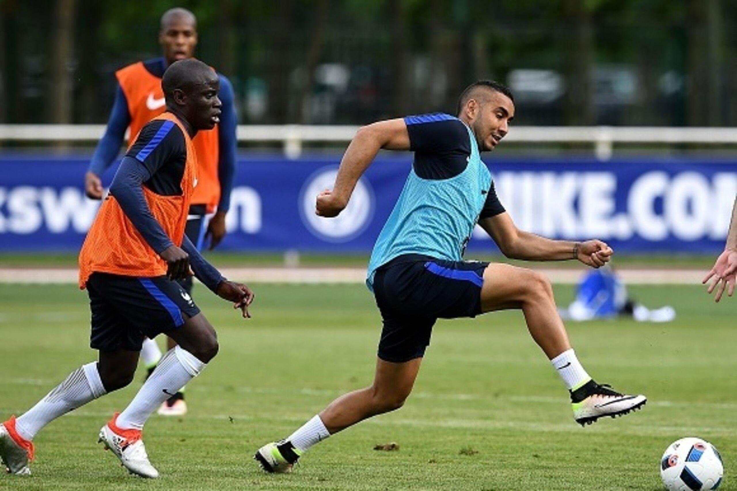 France's forward Dumitri Payet (R) vies with France's midfielder N'Golo Kante during a training session in Clairefontaine en Yvelines on May 28, 2016, as part of the team's preparation for the upcoming Euro 2016 European football championships. / AFP / F France's forward Dumitri Payet (R) vies with France's midfielder N'Golo Kante during a training session in Clairefontaine en Yvelines on May 28, 2016, as part of the team's preparation for the upcoming Euro 2016 European football championships. / AFP / F
