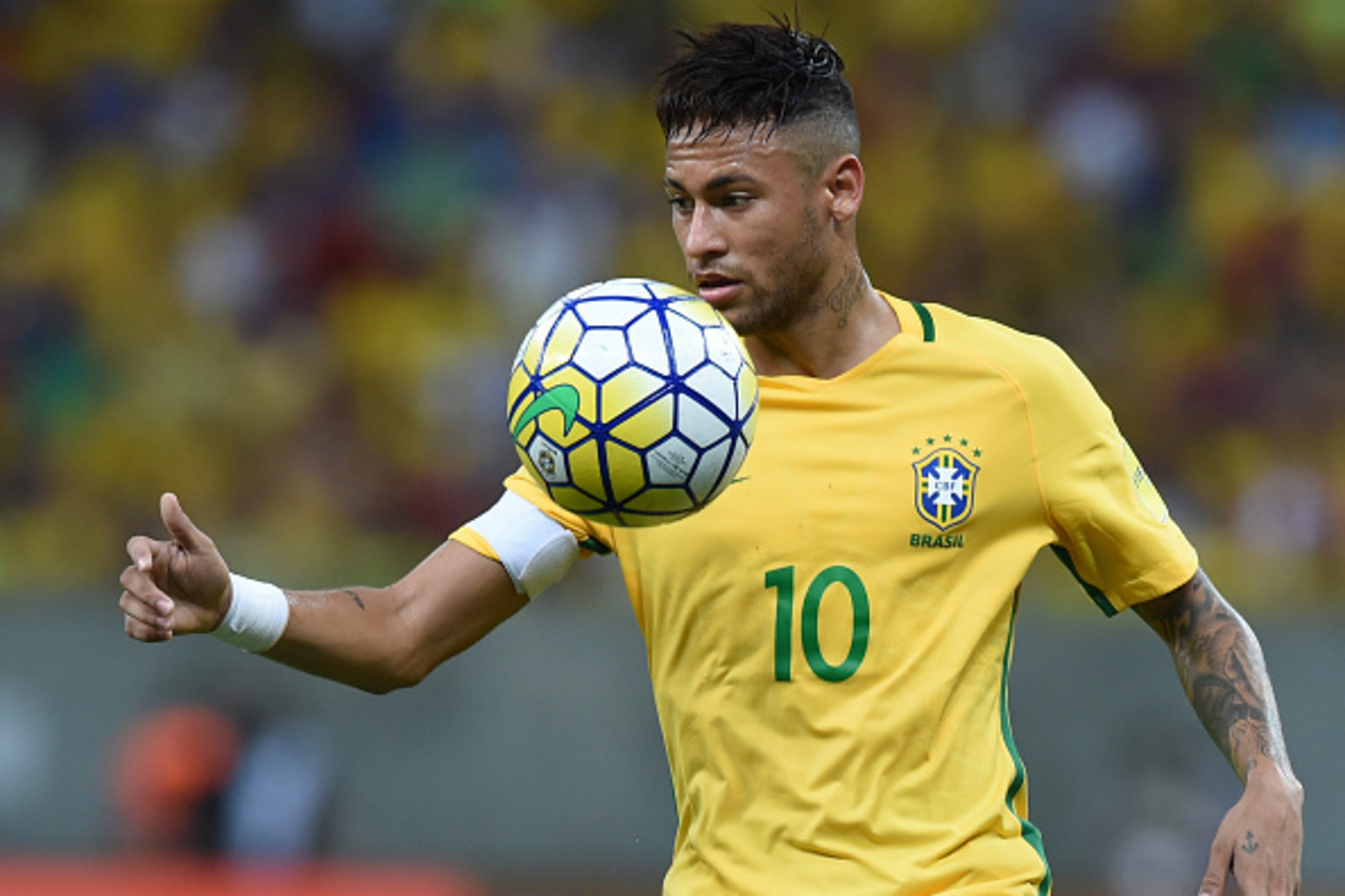 Brazil's Neymar controls the ball during the Russia 2018 FIFA World Cup South American Qualifiers' football match against Uruguay, in Recife, northeastern Brazil, on March 25, 2016.   AFP PHOTO / VANDERLEI ALMEIDA / AFP / VANDERLEI ALMEIDA        (Photo c