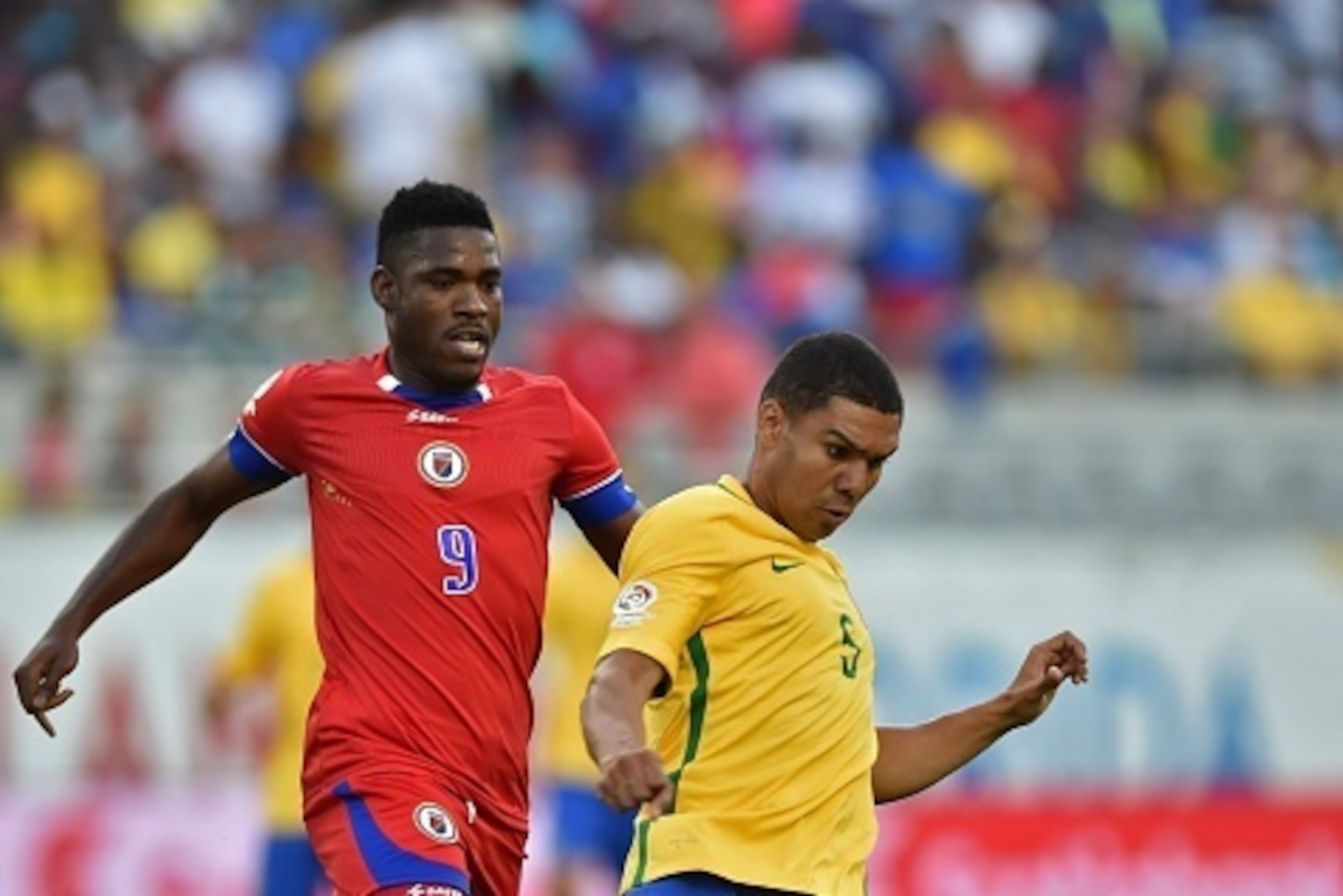 Brazil's Casemiro (R) vies for the ball with Haiti's Kervens Belfort during a Copa America Centenario football match in Orlando, Florida, United States, on June 8, 2016.  / AFP / Hector RETAMAL        (Photo credit should read HECTOR RETAMAL/AFP/Getty Ima