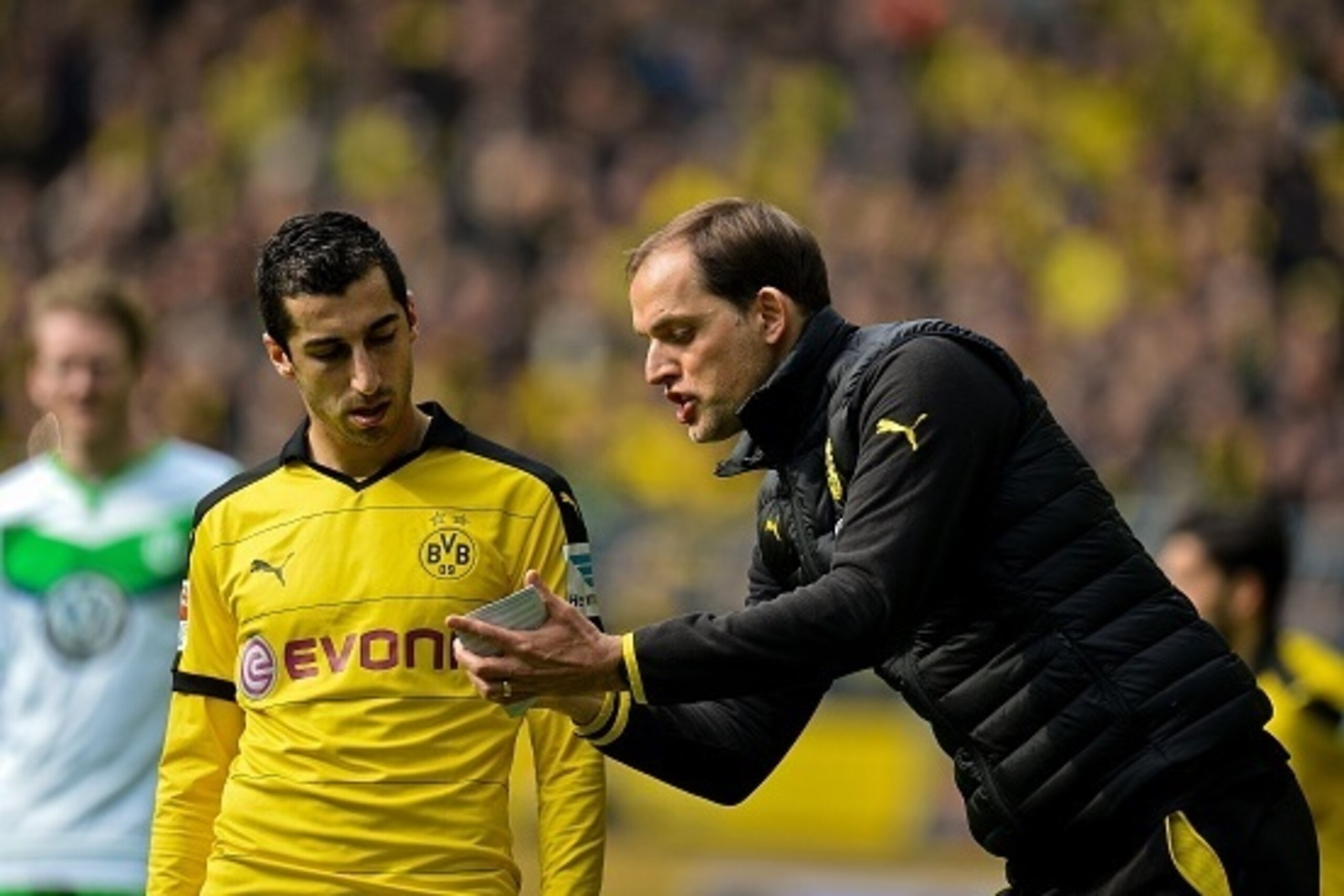 Dortmund's coach Thomas Tuchel (R) talks to Dortmund's Armenian midfielder Henrikh Mkhitaryan during the German first division Bundesliga football match Borussia Dortmund vs VfL Wolfsburg, in Dortmund, western Germany, on April 30, 2016. / AFP / Sascha SC