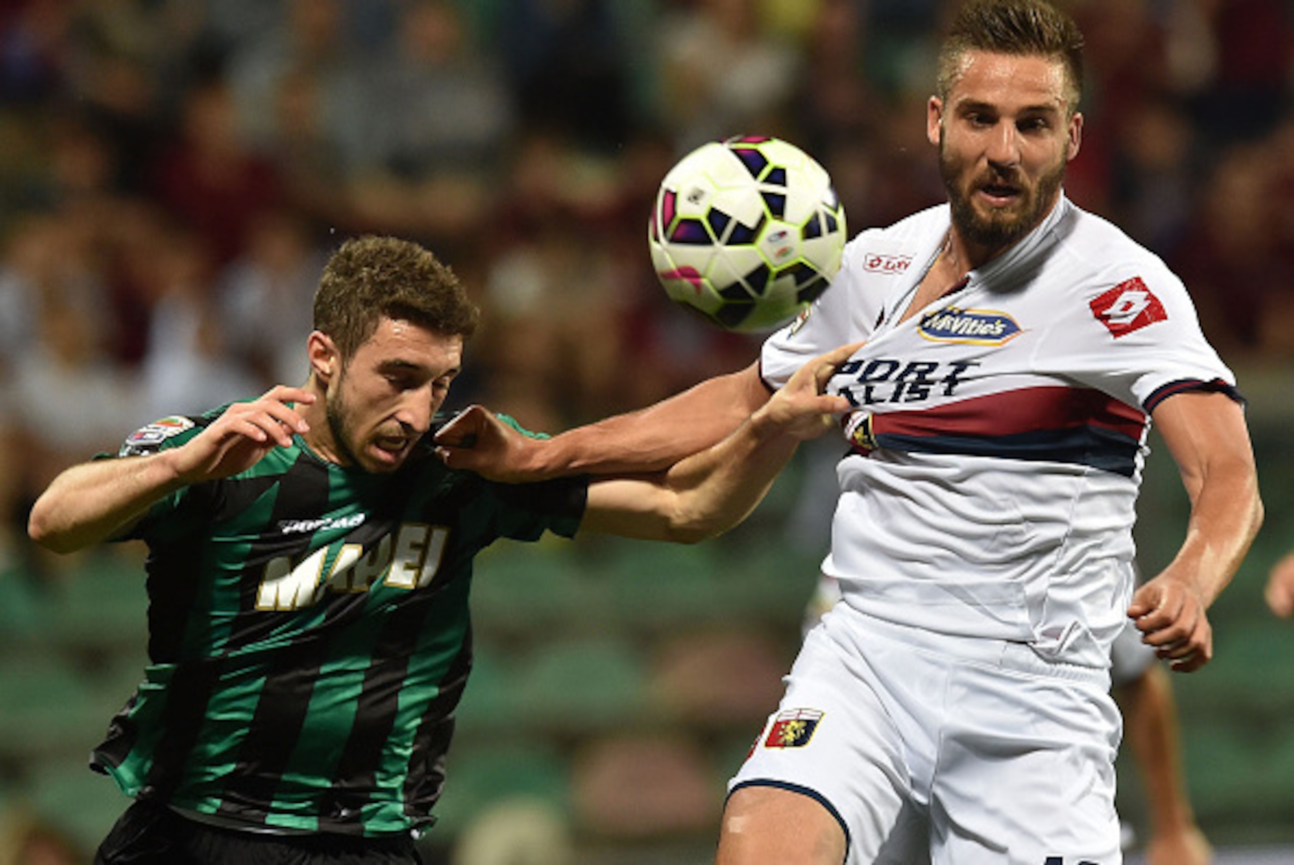 REGGIO NELL'EMILIA, ITALY - MAY 31:  Sime Vrsaljko of Sassuolo and Leonardo Pavoletti of Genoa in action during the Serie A match between US Sassuolo Calcio and Genoa CFC at Mapei Stadium on May 31, 2015 in Reggio nell'Emilia, Italy.  (Photo by Giuseppe B