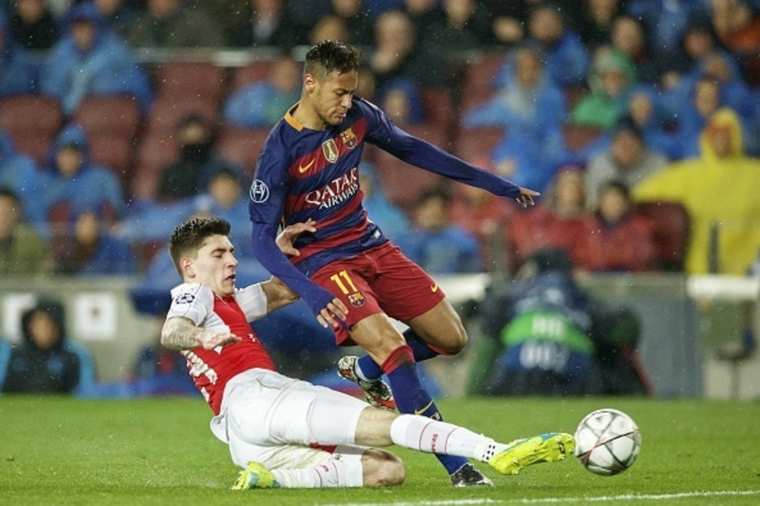 (L-R) Hector Bellerin of Arsenal FC, Neymar of FC Barcelona during the UEFA Champions League round of 16 match between FC Barcelona and Arsenal on March 16, 2015 at the CampNou stadium in Barcelona, Spain.(Photo by VI Images via Getty Images)